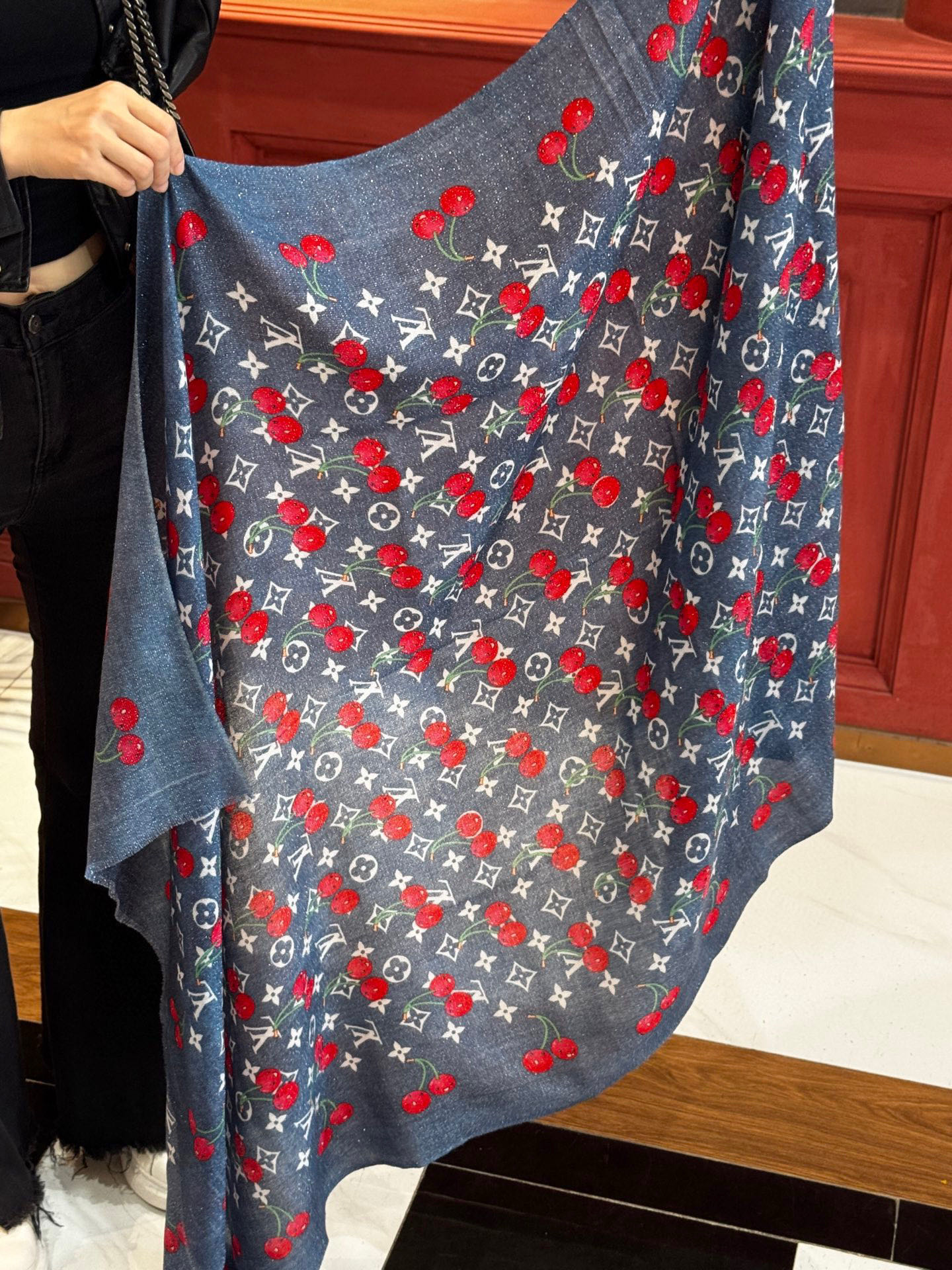 【LOUIS VUITTON公式】2025夏限定「LV×村上隆 チェリー・モノグラム カシミヤスカーフ」  Monogram背景に煌めく桜のチェリー柄/光沢感あるカシミヤ100%/アートとラグジュアリーの融合**