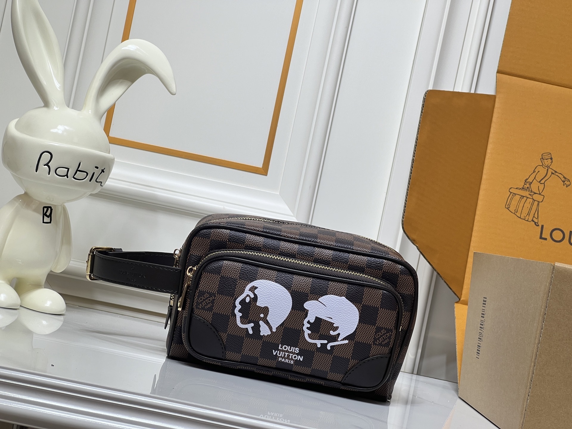 ルイ・ヴィトン 公式発売｜モノグラム帆布×モダンデザイン ロッカードップキットS3199✨コンパクトボディで収納力MAX」