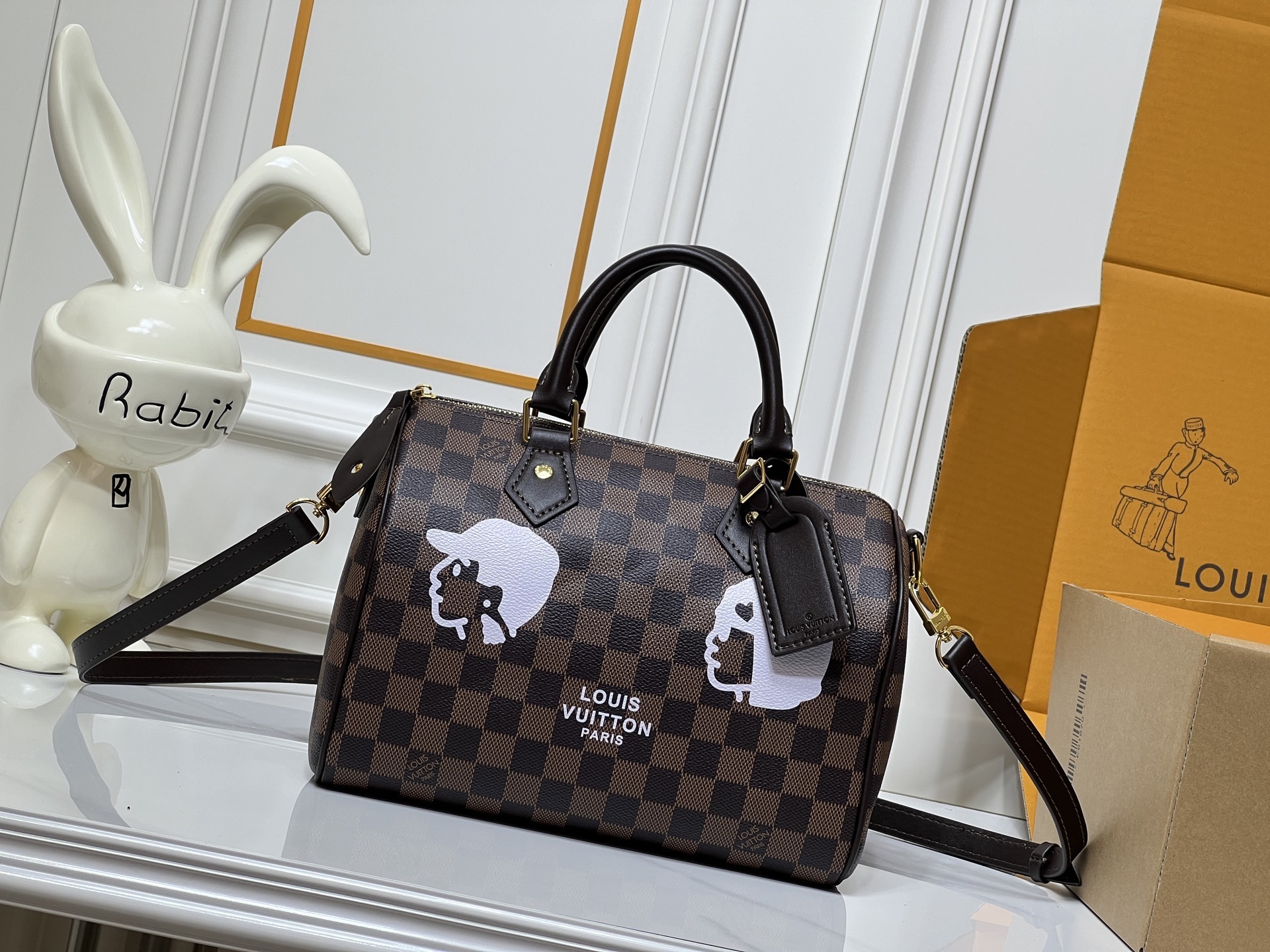 ルイ・ヴィトン 公式発売｜モノグラム革×フィリップ・ウィリアムス監修 スピーディバンドゥリエール25✨柔軟な革素材で実用性と高級感を両立