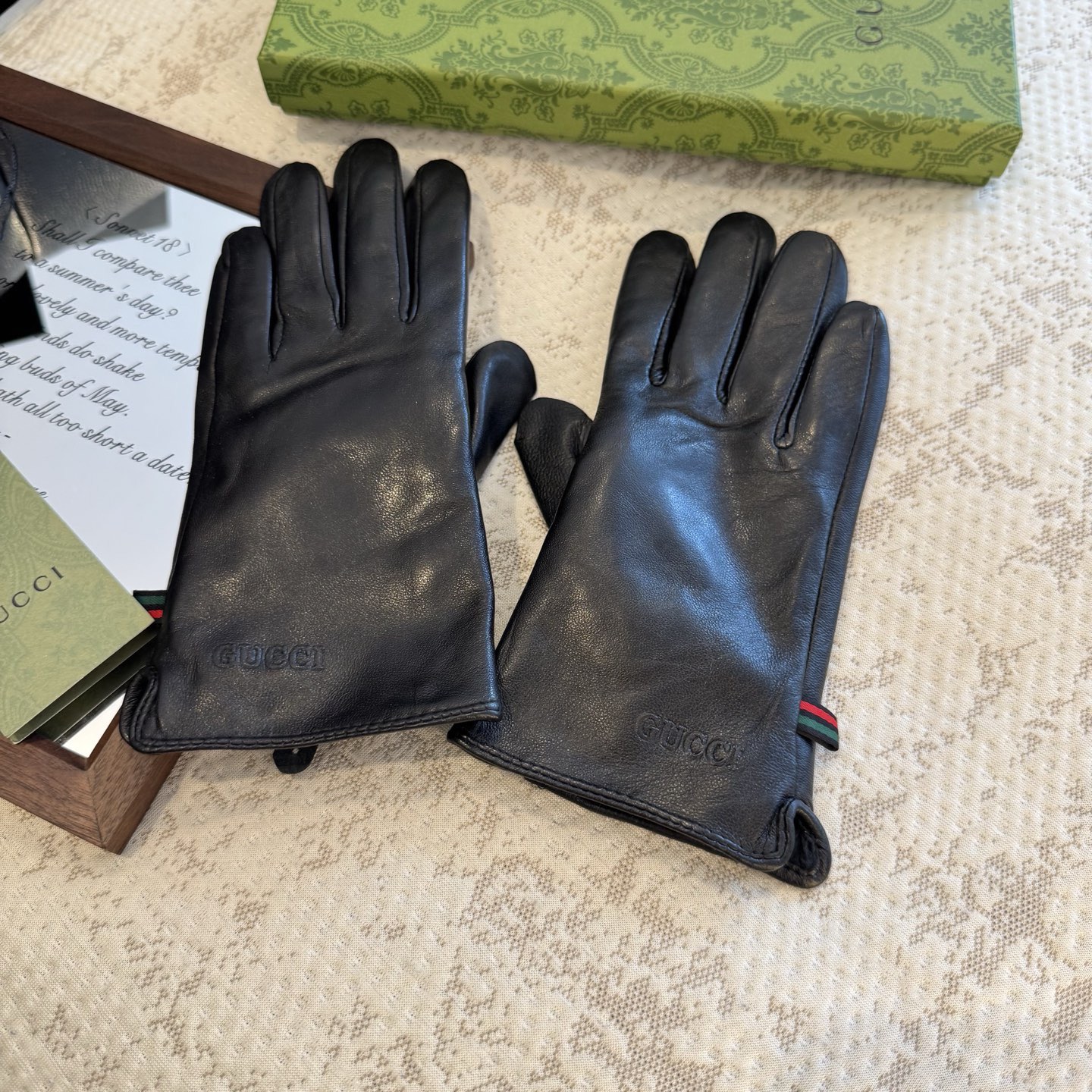 2025年新作限定発売‼️ グッチ公式同期 タッチペン対応手袋(男女カップルモデル)