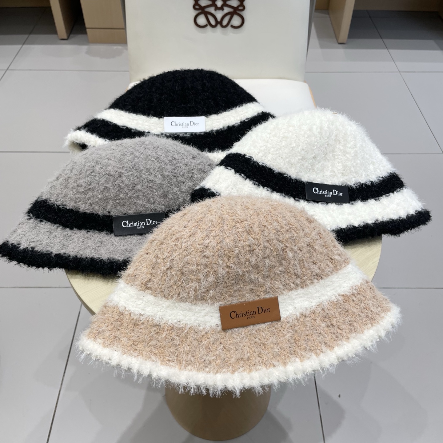 Dior 秋冬コレクション ニット保暖耳当て付きミニマル水筒帽（ポンチョハット） 防寒モヘア素材 女性向け日系シンプルデザイン