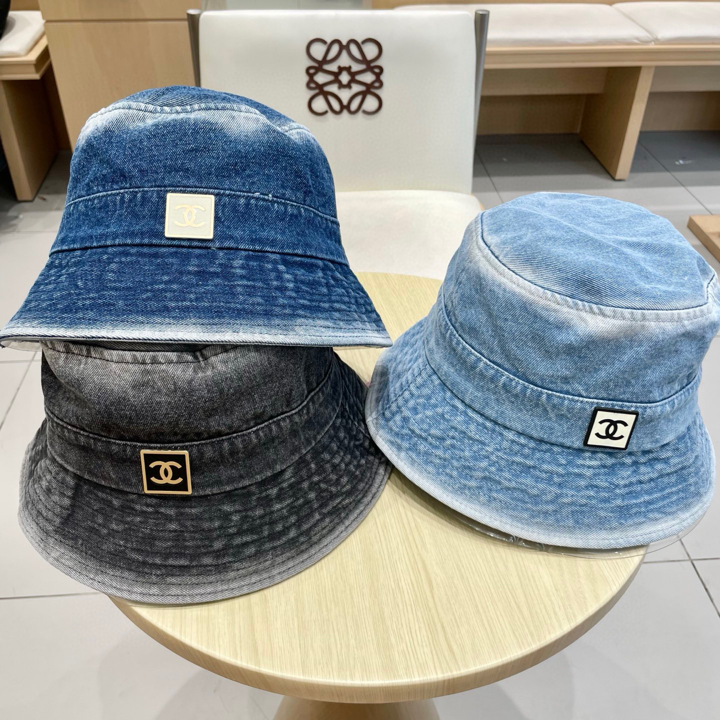 シャネル 秋限定ウォッシュドグラデーションデニムフィッシャーマンハット 男女兼用日系レトロミニマルデザイン UVカット素顔対応カジュアルバイブル