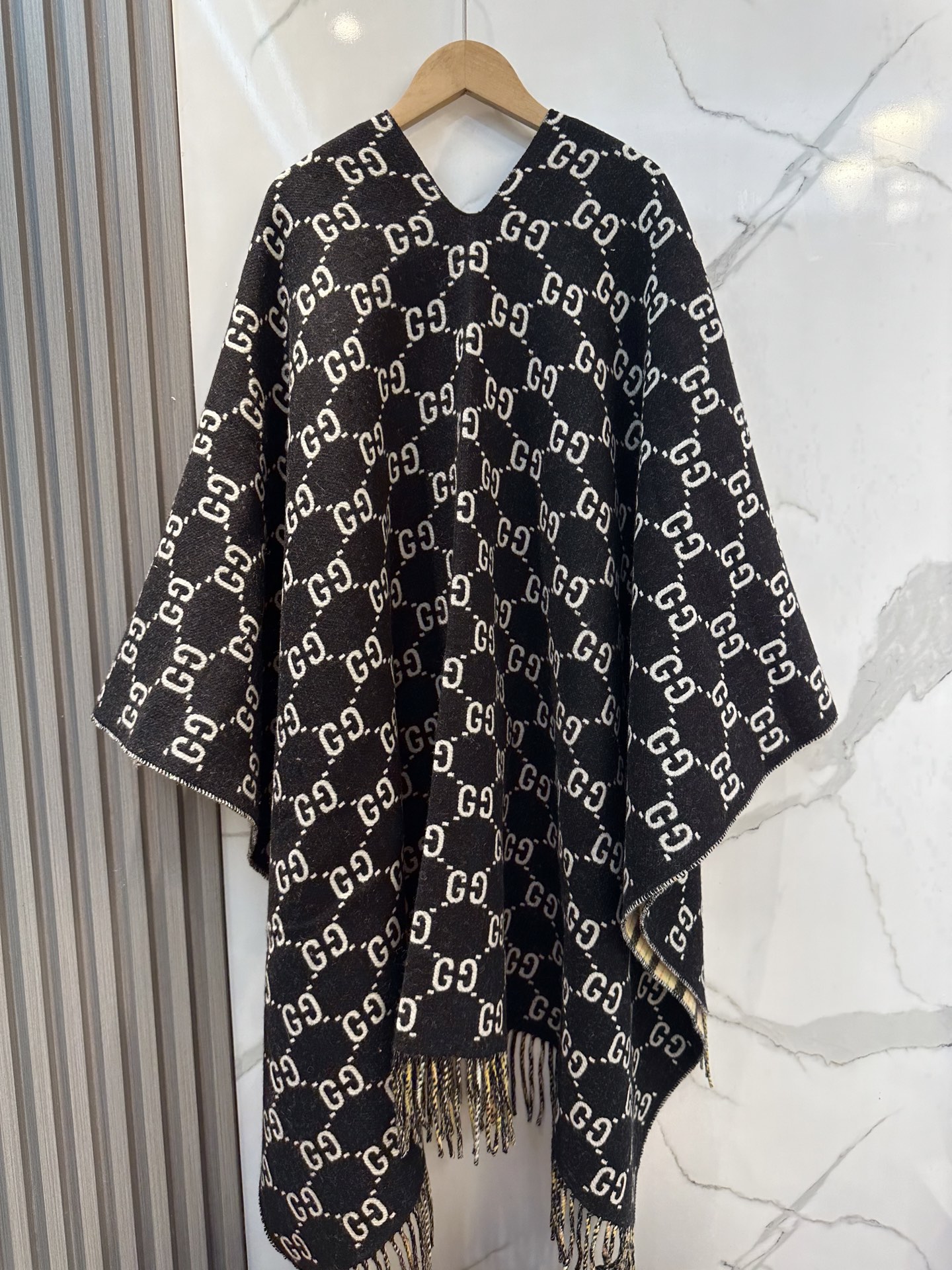 グッチ公式コレクション 100%ウール ダブルフェイス『GGモノグラム・スコットランド格子』130×160cm マルチ機能マント 極上素材と職人技の融合