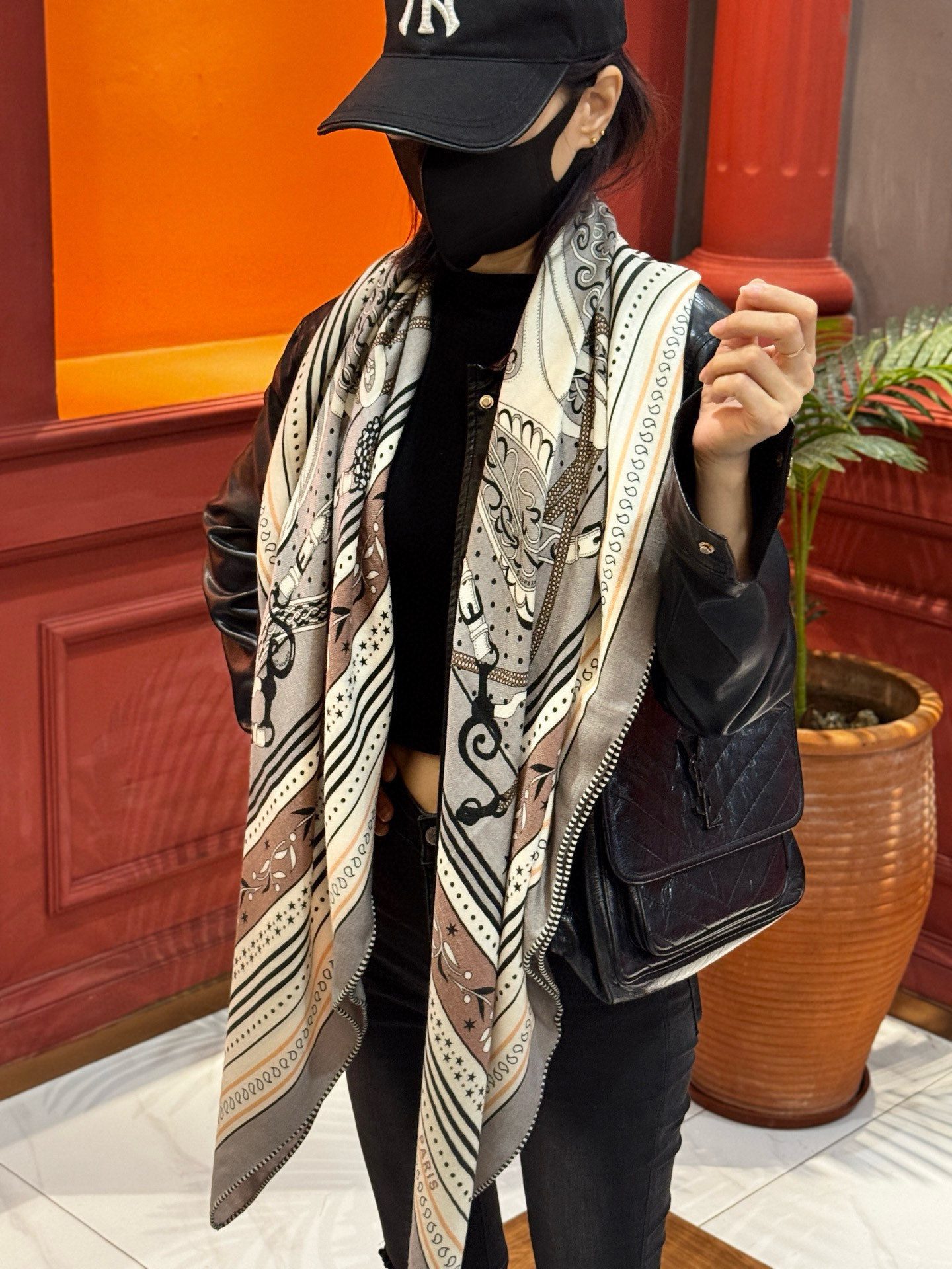 エルメス 2025春夏アマゾン・フェスティバル バンダナ ペイズリー柄 140×140cm ダブルフェイス 30%シルク70%カシミヤ フランス製手巻き縁取り