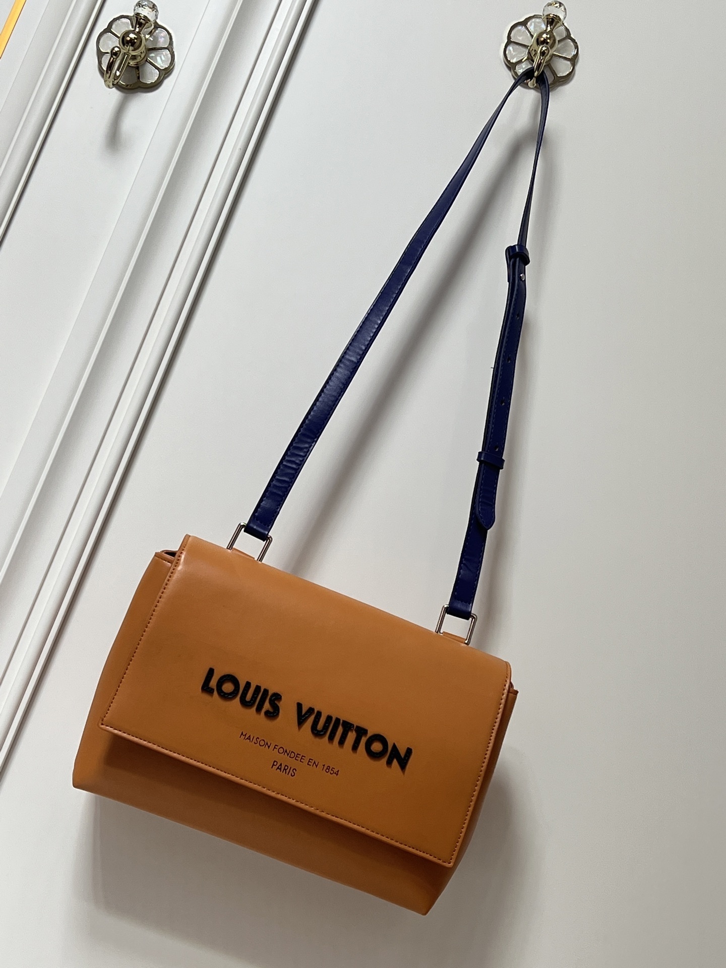 ルイ・ヴィトン「ポシェット・メティス 刺繍メールボーイバッグ（オレンジカラー）」｜モノグラム×刺繍アート｜モダンクラシシズムの新定義