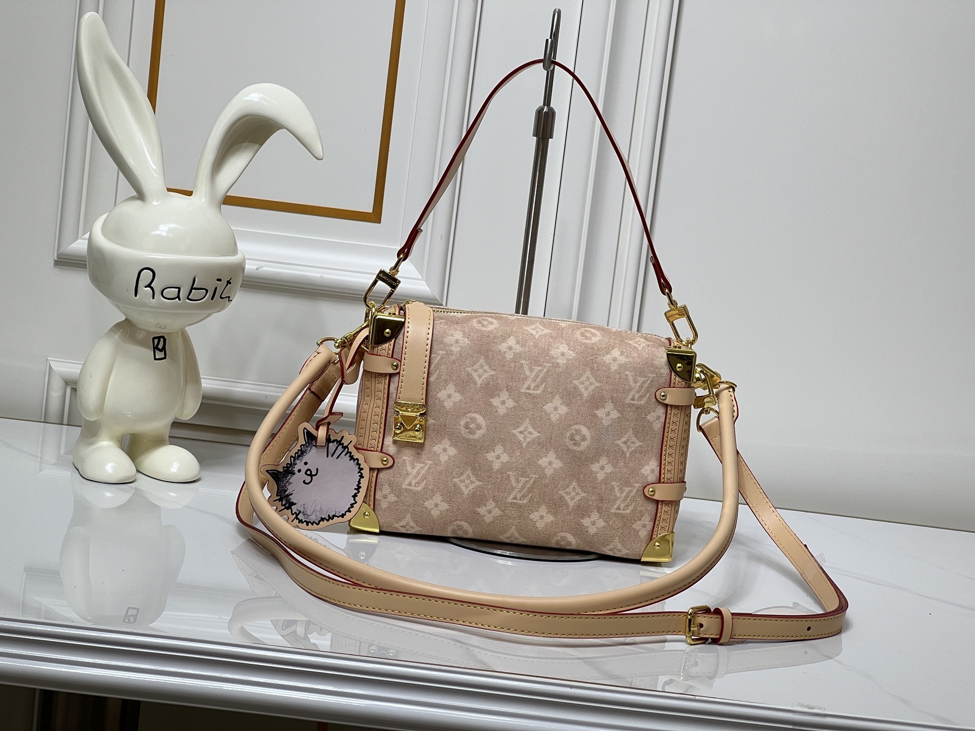 【限定モデル】ルイ・ヴィトン × グレース・コディントン「スリープレスキャット PM」光沢金厲×可拆卸チェーン｜猫好き必見！口紅収納に最適な23.5cmサイズ