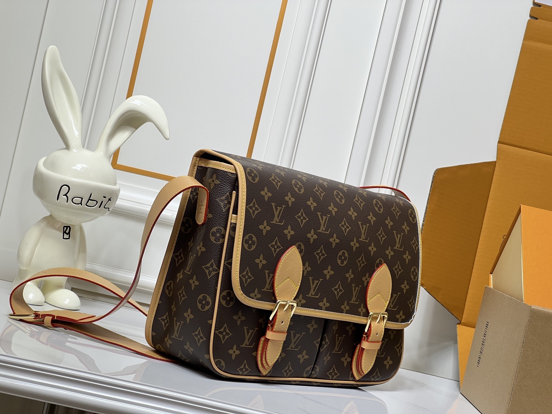 ルイ・ヴィトン「サッチェル MM」モノグラム帆布×牛革エッジ｜1990年代のジベシエールを現代に蘇らせる機能美