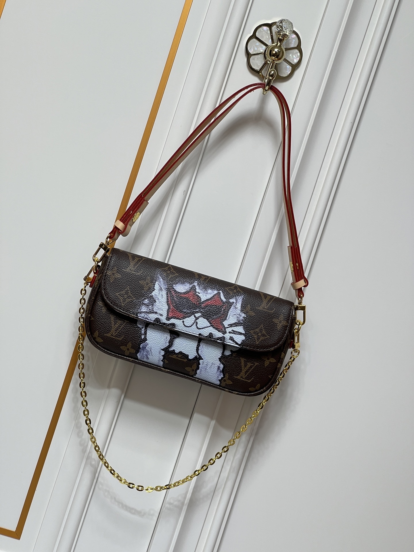 ルイ・ヴィトン × グレース・コディントン「ウォレット・オン・チェーン WY」モノグラム帆布×手描き猫イラスト|アーティストの愛猫情緒を紡ぐ機能美