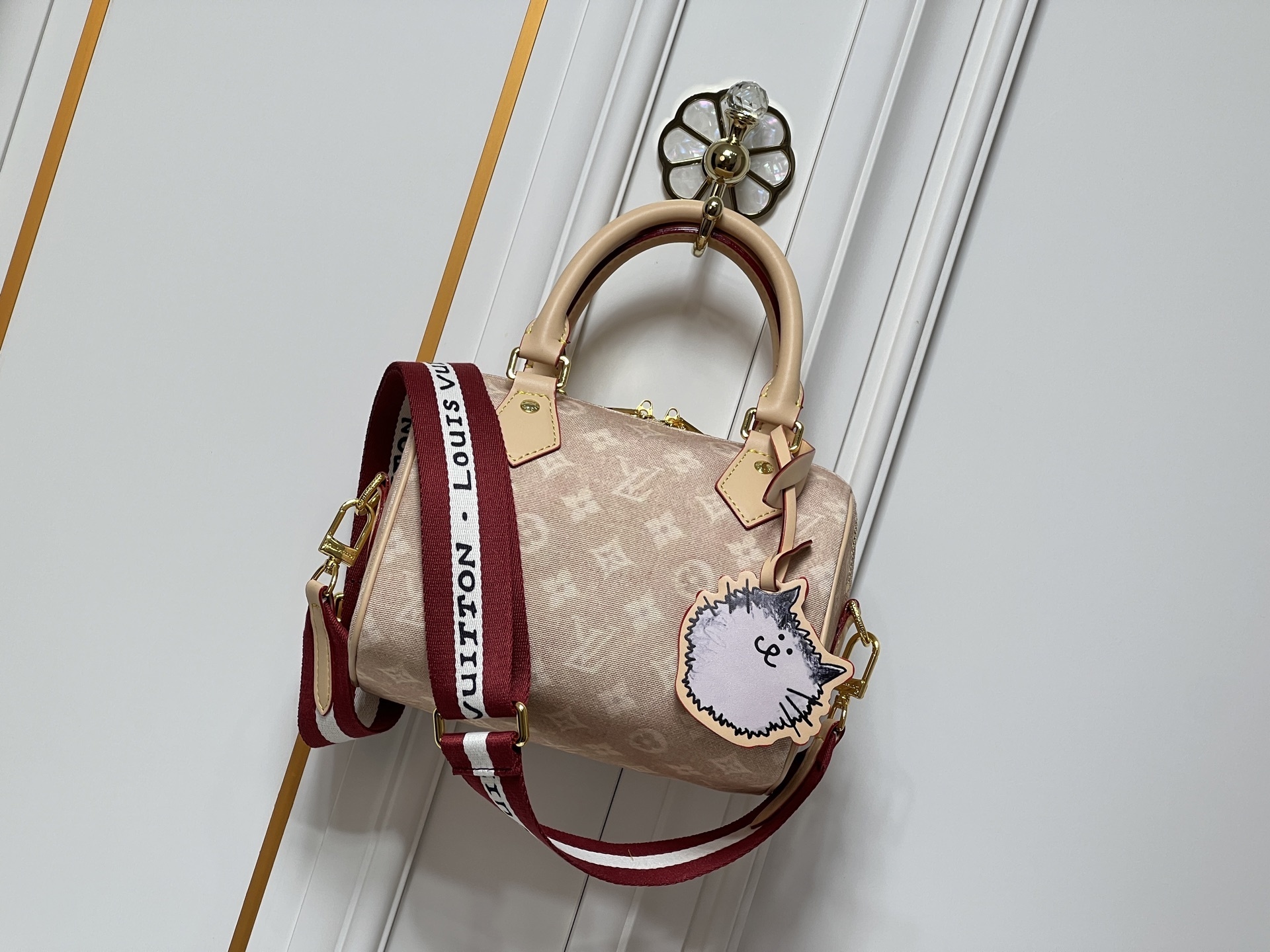 ルイ・ヴィトン × グレース・コディントン「スピーディ20 バンドゥリエ」Meowgram帆布×猫モチーフ装飾｜伝統と現代の猫文化が織りなす極上バッグ
