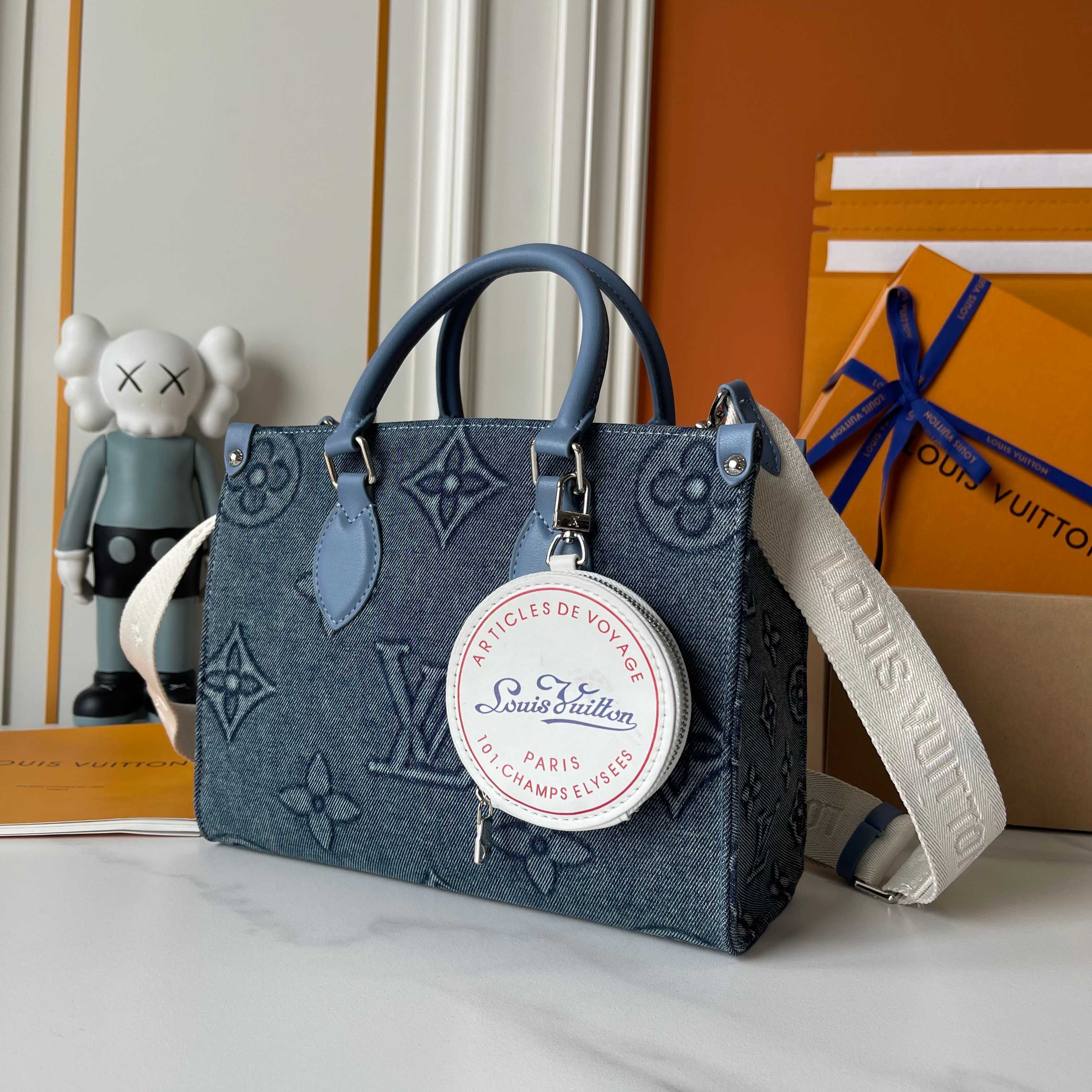 ルイ・ヴィトン「オンザゴー サック XXS」モノグラム×モノグラムリバース帆布｜浮彫加工×カウンターバランス構造のモダンクラシック