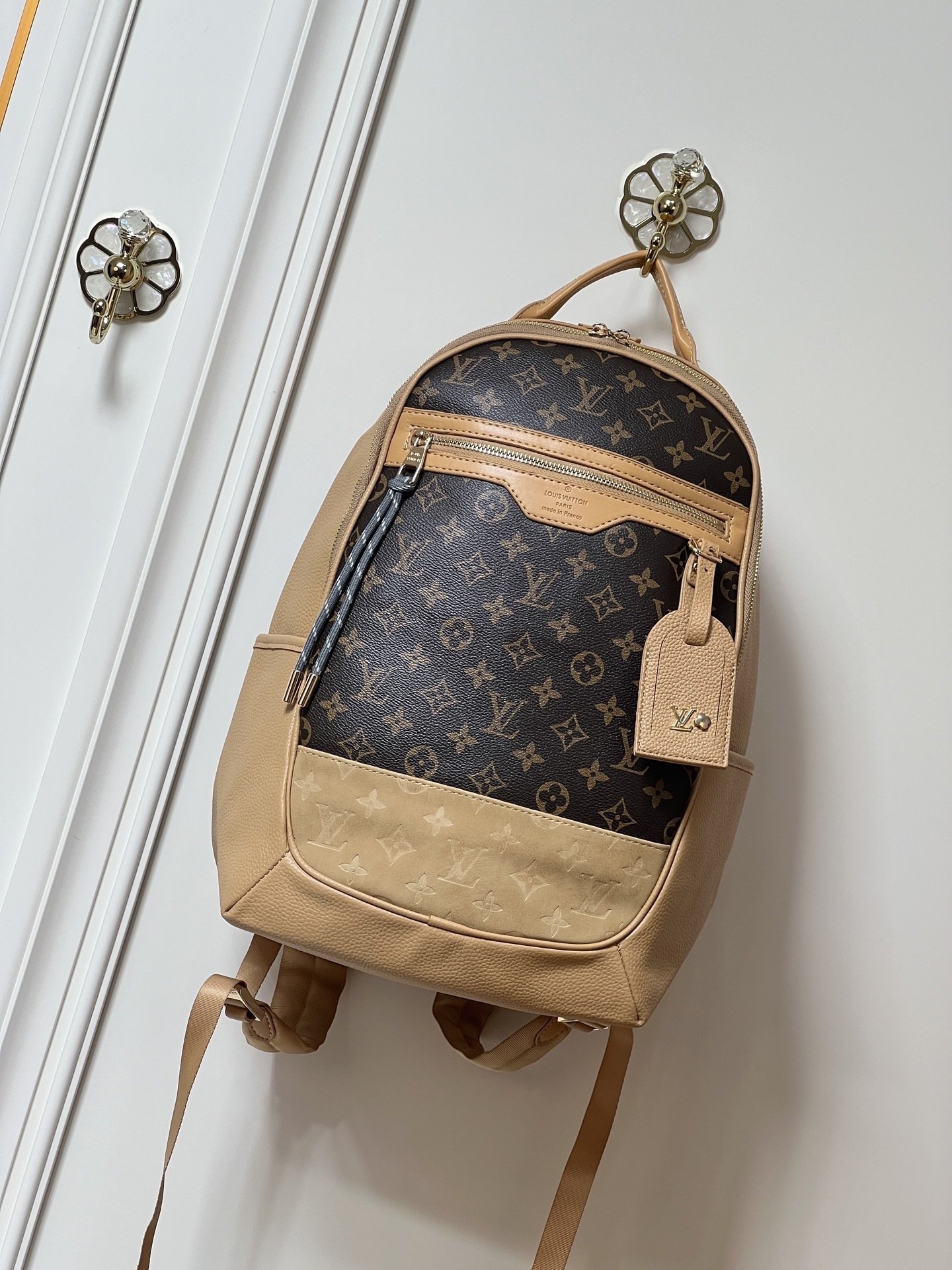 ルイ・ヴィトン「アウトドア リュック XXL」モノグラム×粒面革｜エレガントとスポーティの融合