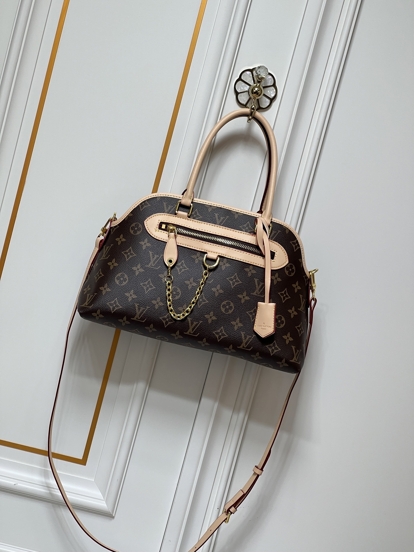 ルイ・ヴィトン エバー・モア PM ハンドバッグ ―クラシックなモノグラム帆布とヴィンテージモダンデザインの融合―