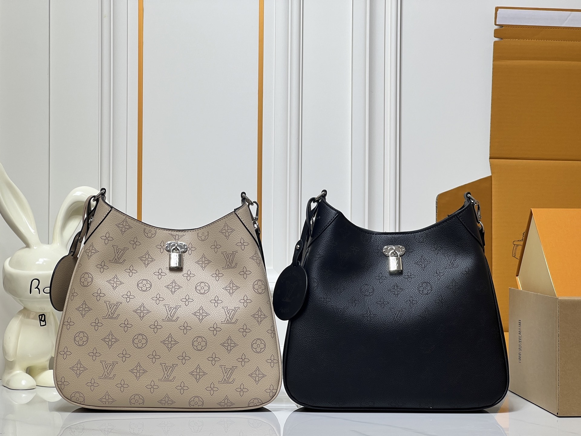 ルイ・ヴィトン All Around ミッドサイズ ハンドバッグ：彫刻模様のモノグラム仕様に煌めく磁気クリップデザイン、優雅な日常スタイルを演出