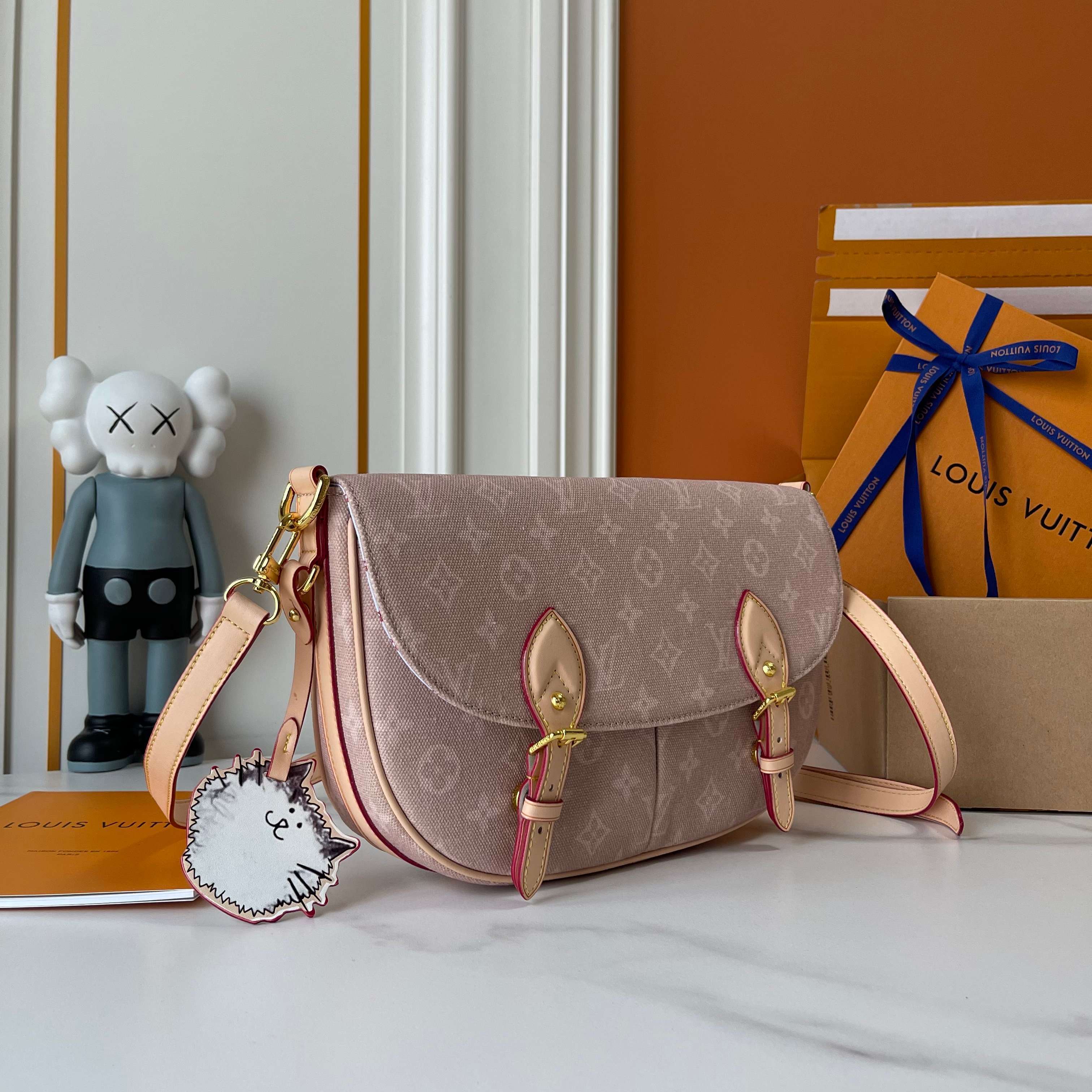 ルイ・ヴィトン『Escape』ハンドバッグ：LV Travels With Grace Coddington コレクションに登場！メイクグラム柄と手書き猫モチーフで旅する優雅さ