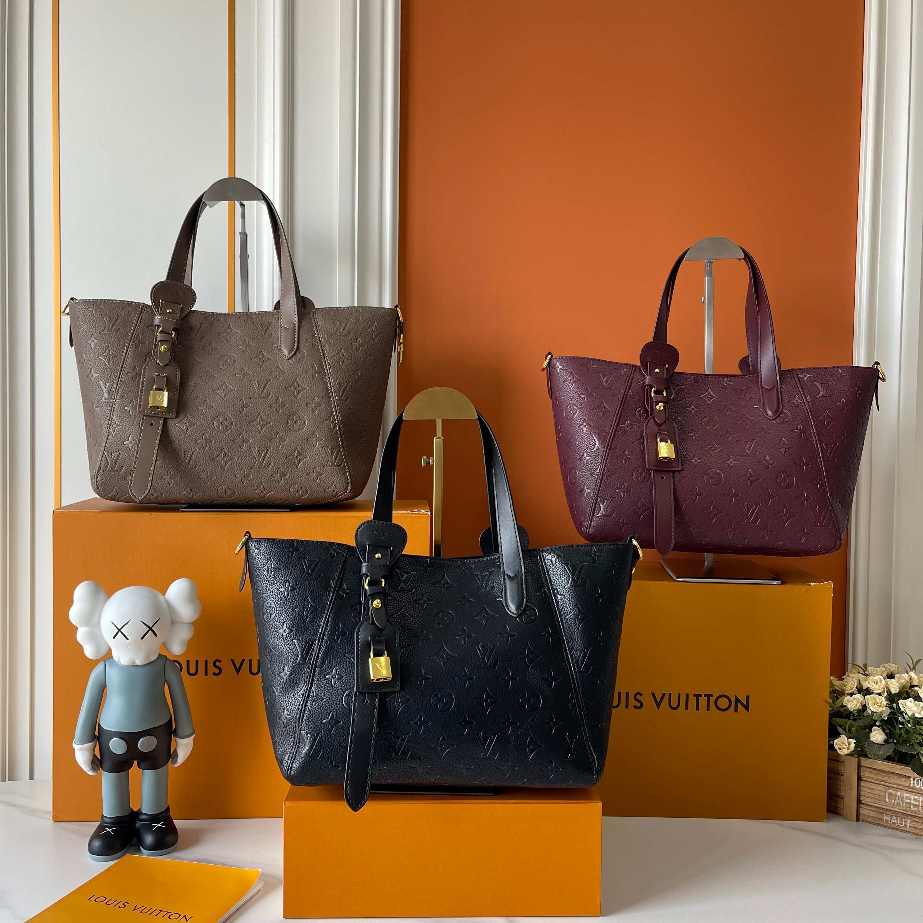 ルイ・ヴィトン All In One 小号手袋:モノグラムエンプリンテージ皮革×変幻自在のデザイン、収納の芸術を再定義