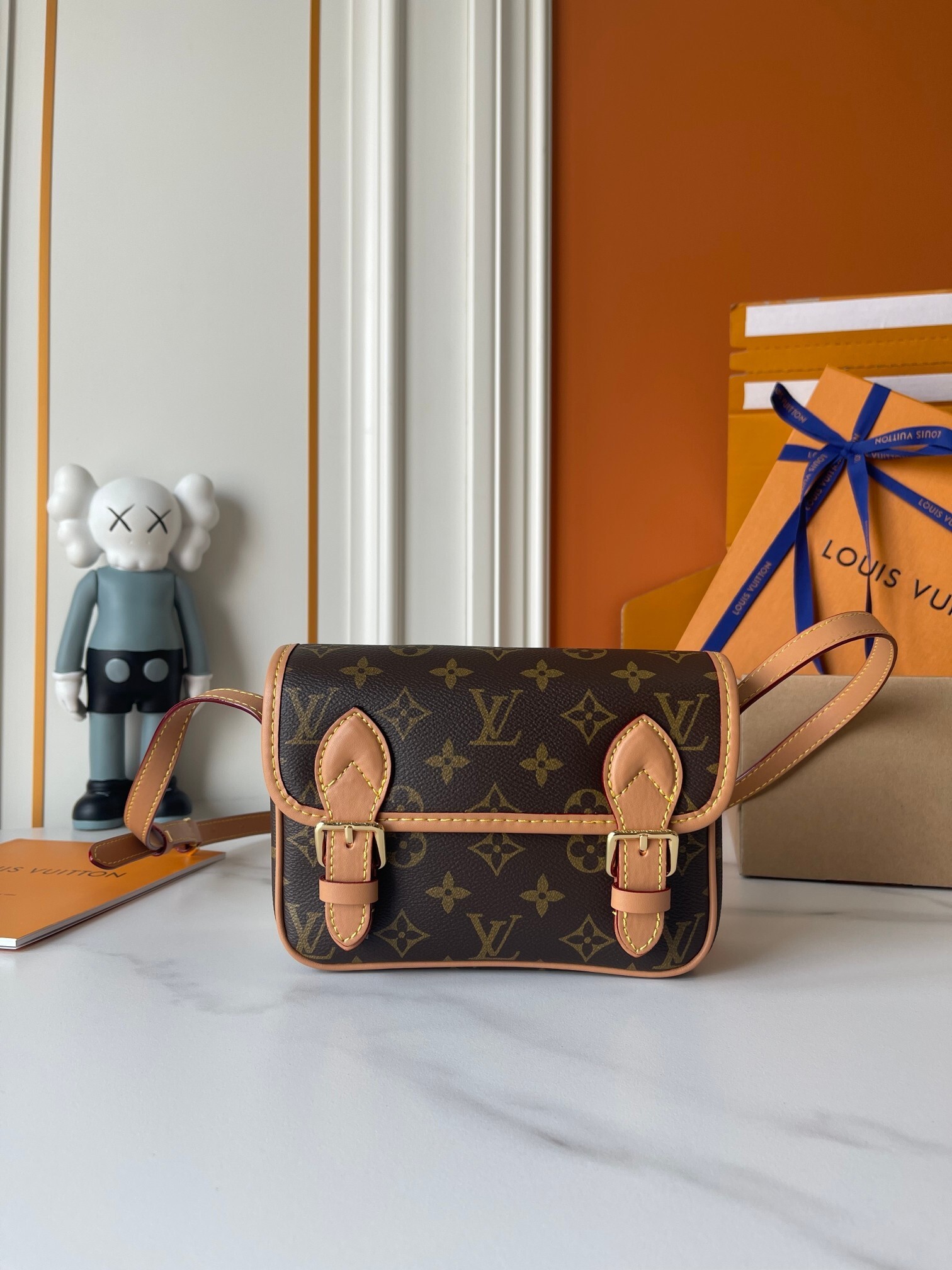 LVモノグラムアーカイブシリーズ】Satchel JHミニ手袋:柔らかなモノグラムキャンバスとレザートリミングが織りなす、洗練されたミニメッセンジャーバッグ