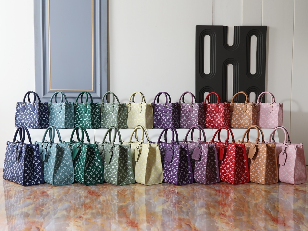 Louis Vuitton ONTHEGO シリーズ】メディウムモノグラムプレス加工 Tote バッグ:柔らかなグレインドカーフレザーに圧印されたモノグラムが織りなす、洗練されたビジネスバッグ