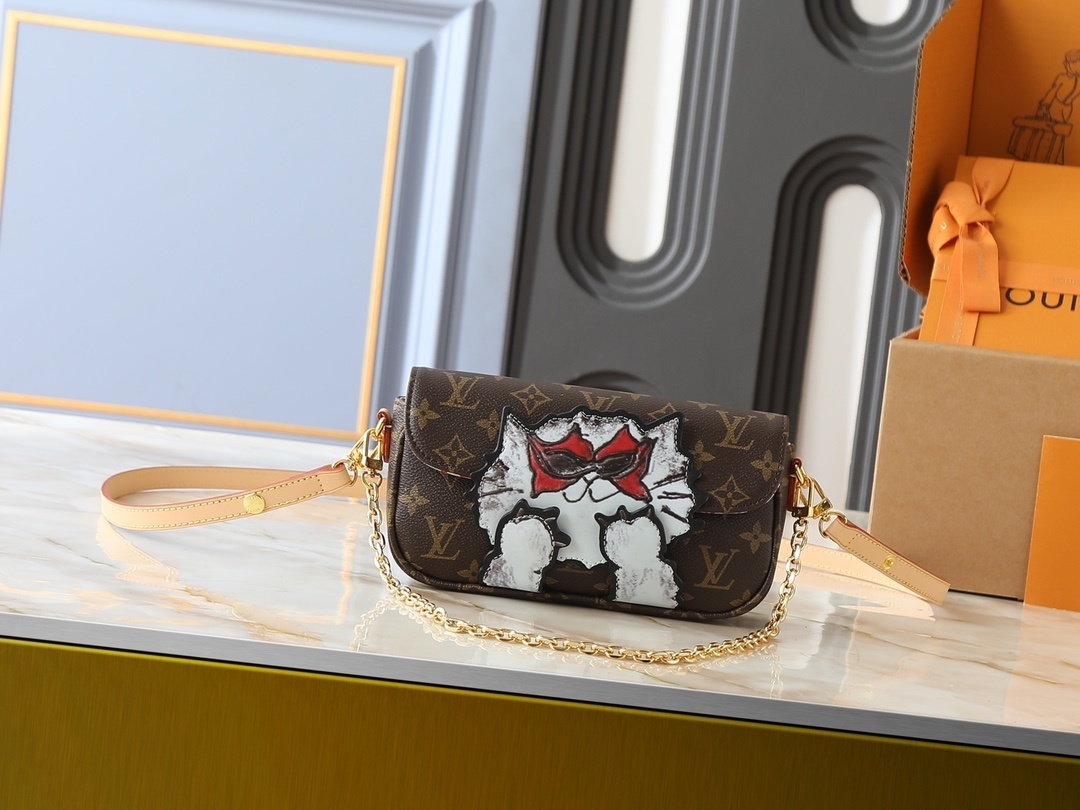 Louis Vuitton Travels With Grace Coddington シリーズ】モノグラム帆布に手描き猫イラストを施したWallet On Chain Ivy:アーティストの愛猫への想いを紡ぐ、多様な携行スタイルに対応するコンパクトバッグ