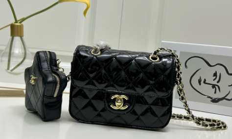 シャネル 24Cスターズ マザーアンドチャイルドミニCFバッグ 「ミラー仕上げラッカー革×取り外し可能な五角星ポーチ、可愛らしさと洗練されたデザインの共演」