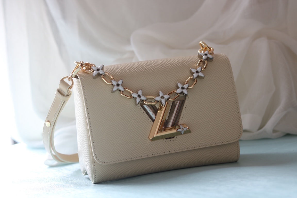 ルイ・ヴィトン TWIST MM LV BLOOM バッグ​​ 「深みのあるEpi革×二色回転ロック、春を彩る装飾チェーンの芸術性」