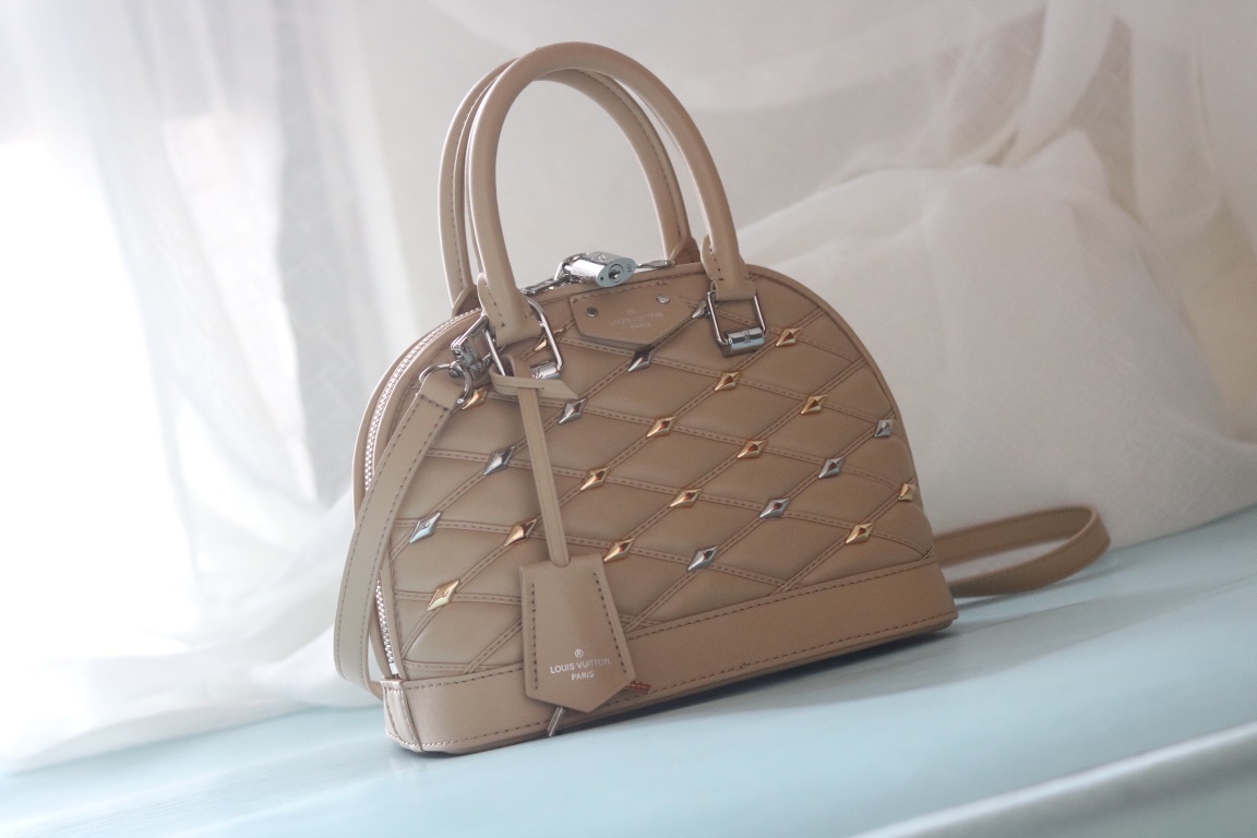 ルイ・ヴィトン ALMA BB バッグ：菱紋羊革×菱形飾釘の洗練デザイン、キルティングライナーを彷彿とさせる高級感