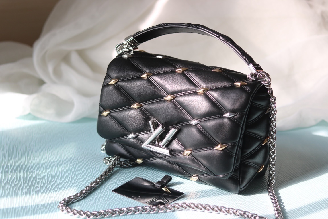 ルイ・ヴィトン GO-14 ミッドサイズバッグ：マレットジャグ刺繍ラム革とLVツイストロックの精緻、調節可能ストラップで多彩なキャリングスタイルを実現