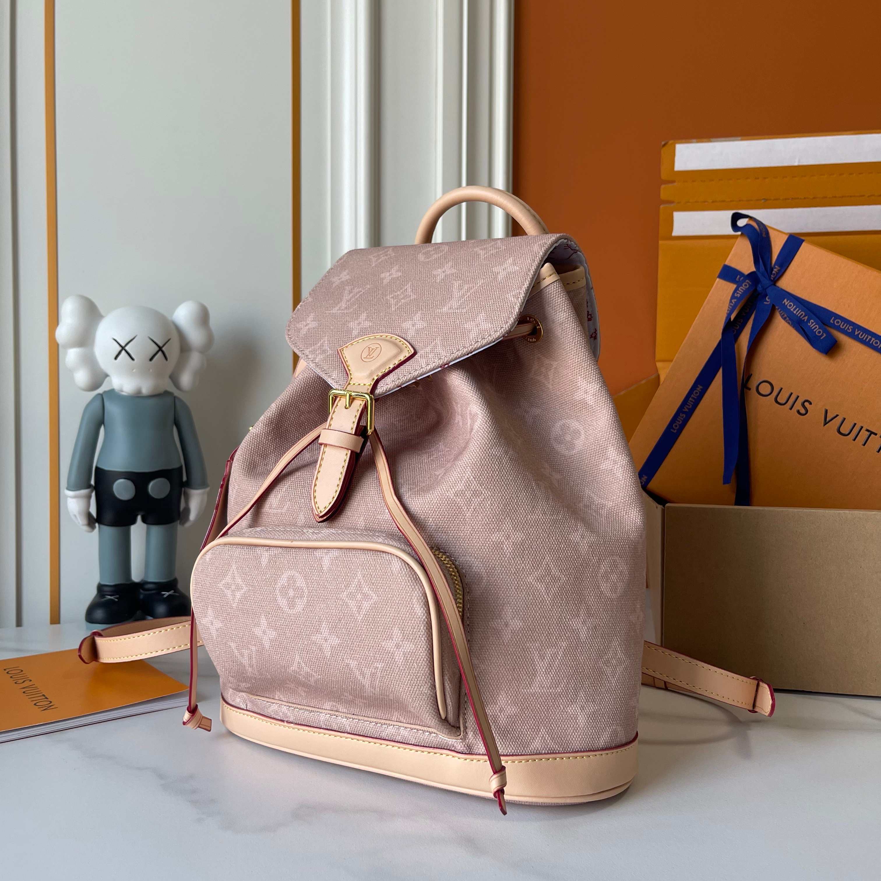 ルイ・ヴィトン Montsouris 小号双肩包（LV Travels With シリーズ）：グレース・コディントン設計のMeowgramキャット柄×キーホルダー付き、自由なキャリングと実用性を両立