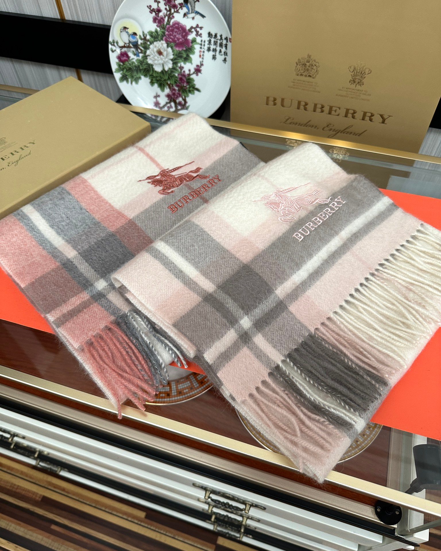 【2025年秋冬】バーバリー 刺繍戦馬チェックスカーフ(男女共通) ネイティブカシミヤ×伝統模様