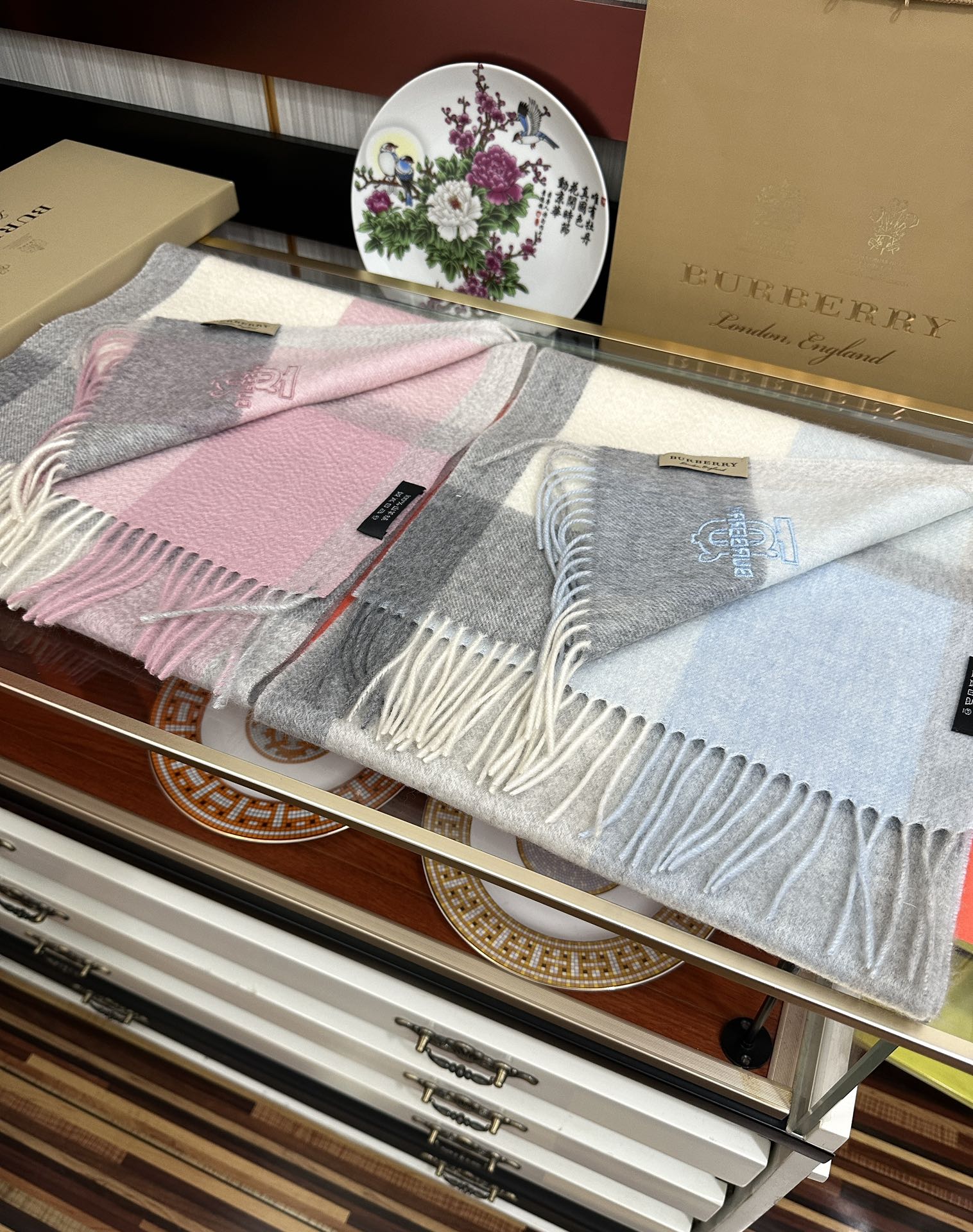 【2025年秋冬】バーバリー カシミヤチェックスカーフ(男女共通) ネイティブカシミヤ×伝統模様