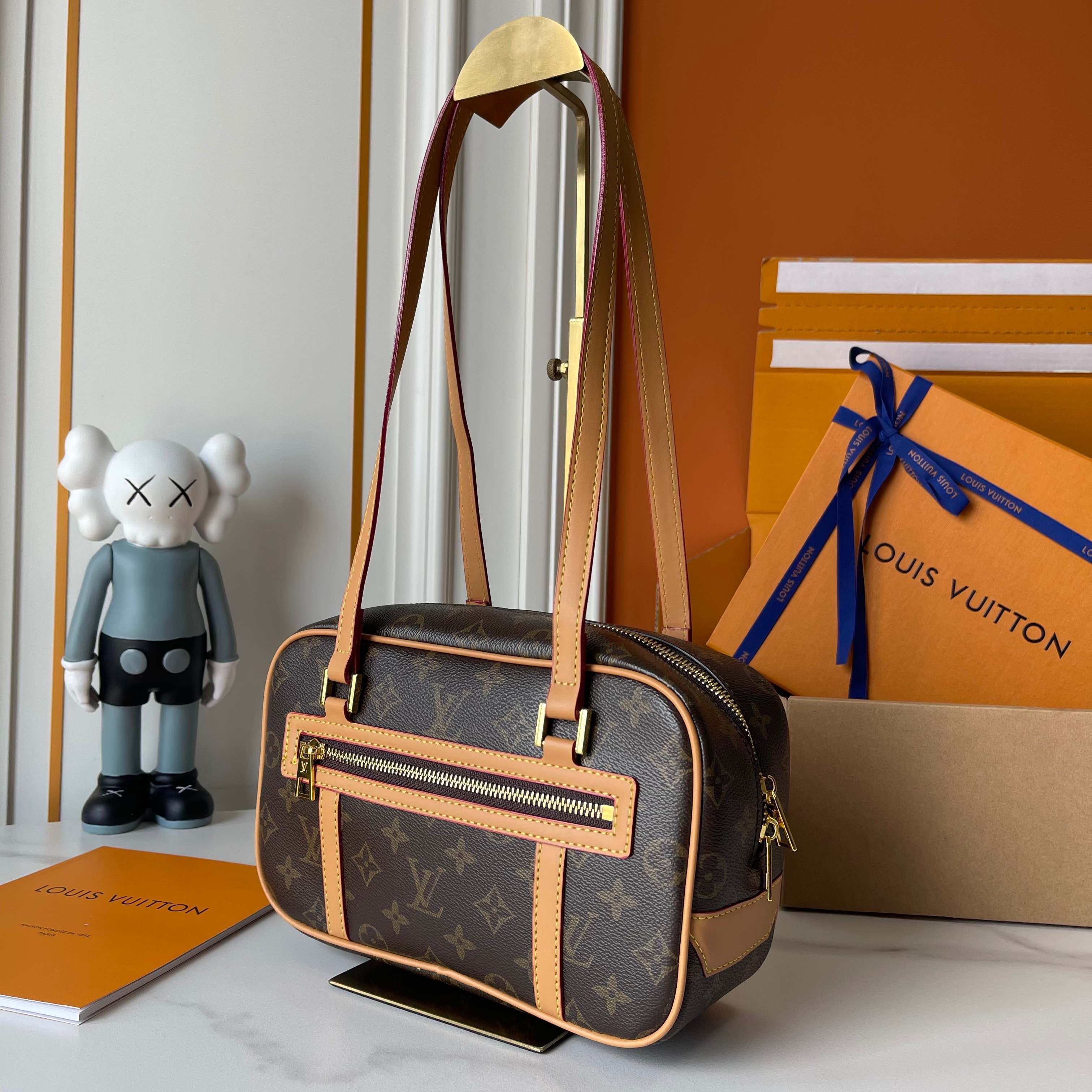 【2025年限定】ルイ・ヴィトン Cité バッグ|モノグラム帆布×復刻デザイン|26×16×11cm 革ストラップ付き