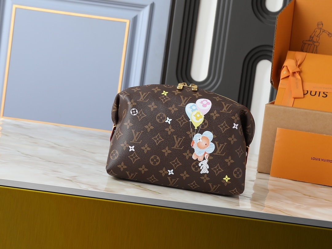 LV×村上隆コラボレーションメイクアップバッグ|虹色モノグラム×メタルバッジが織りなす前衛的ラグジュアリー