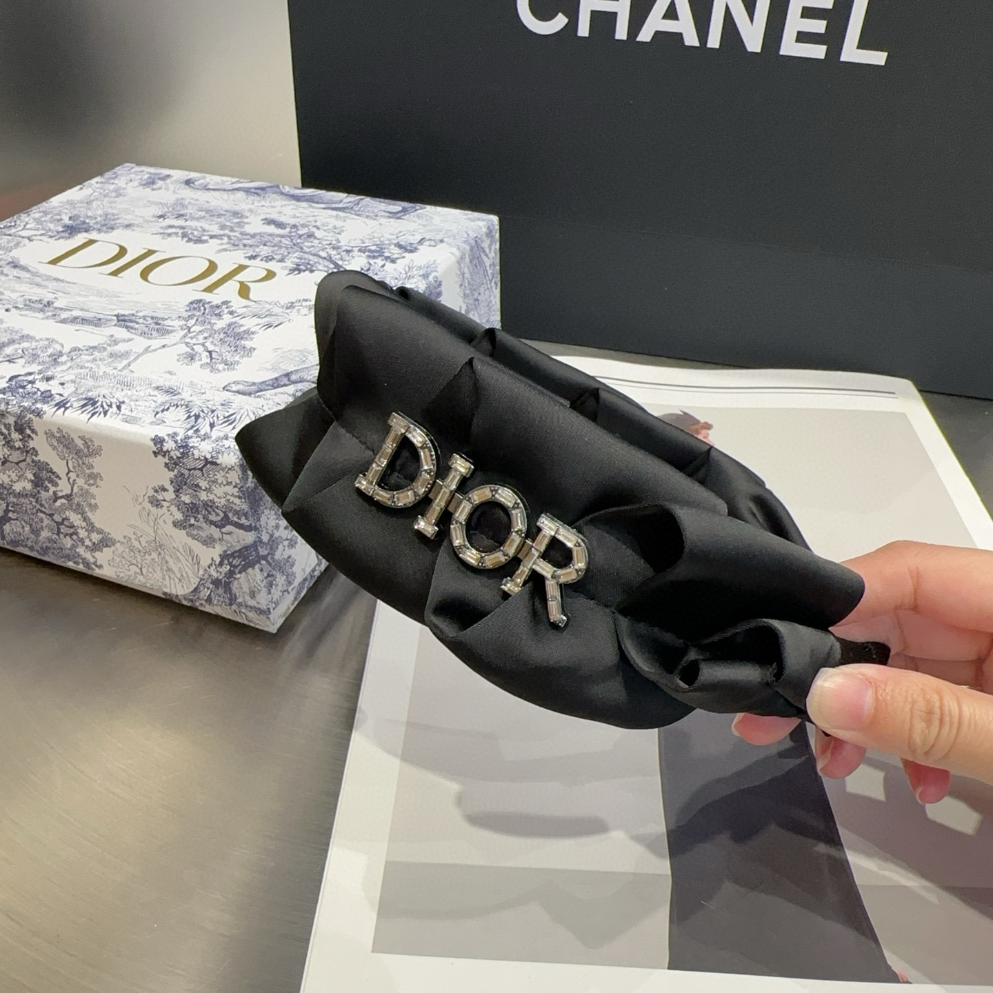 ディオール 新作 CDロゴ入りカチューシャ 新シーズン必見！シンプル&実用なデザインでトレンドに敏感な女性のために