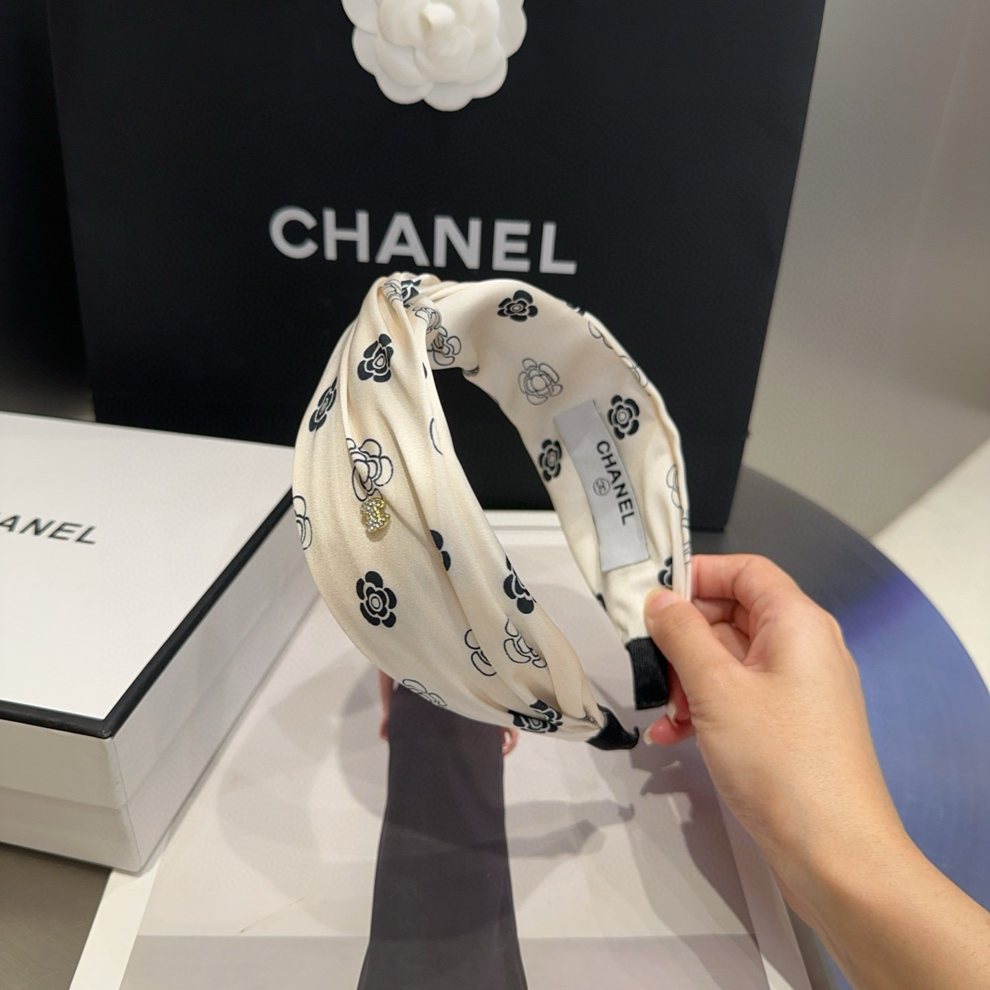 シャネル新作「リトル・ラブリー」ヘアバンド発売!名媛風デザイン×妖精のような可憐さ、モデルも憧れる新定番