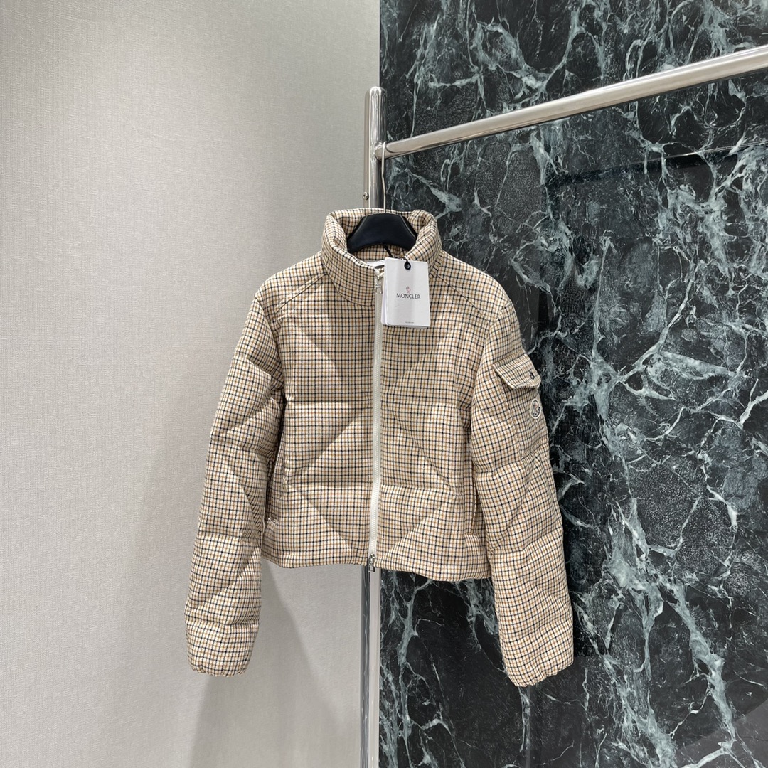 モンクレール 25秋冬新作 千鳥模様立ち襟ダウンジャケット 【ダイヤモンドプレス×ブランドロゴで洗練された高級感】