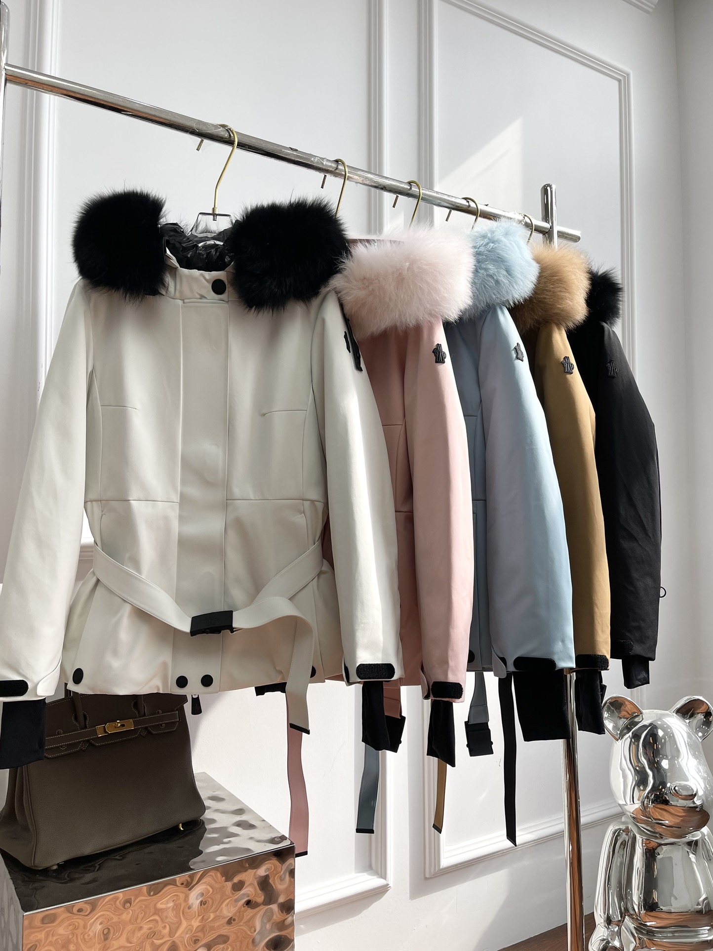 【モンクレール】新型スキージャケット「LaPlance」 取り外し可能な毛皮ラグジュアリー付き ウエスト収束デザイン / ポリエステル生地 / GORE-TEX膜搭載 / ミントグリーン/桜ピンク/ブラック