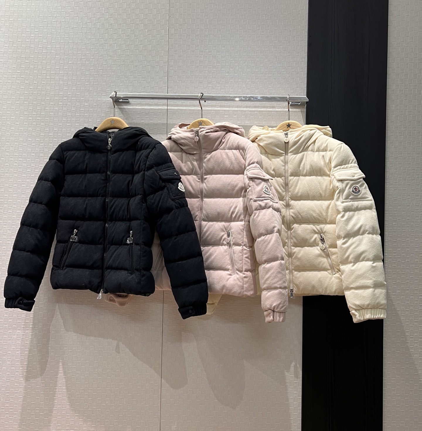 モンクレール2025年秋冬新作『ショートパンツ・ダウンジャケット』発表！90%ダウン充填×クラシックロゴ、スタイリッシュ&機能性を兼ね備えた冬の必需品