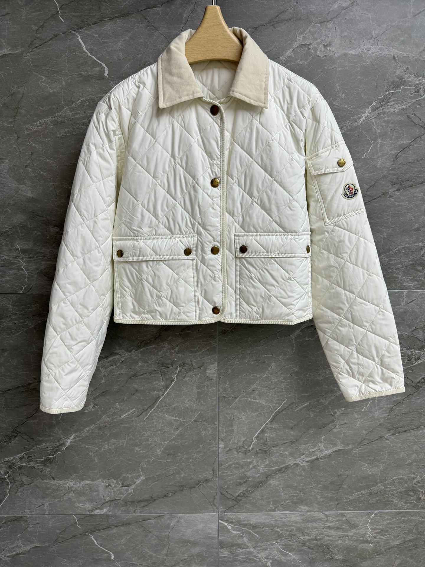モンクレール 2025早秋シーズン 白色菱格コート フリルカラー×袖エンブレムバッジ付き ギャザー縫製ライトウェイトダウンジャケット