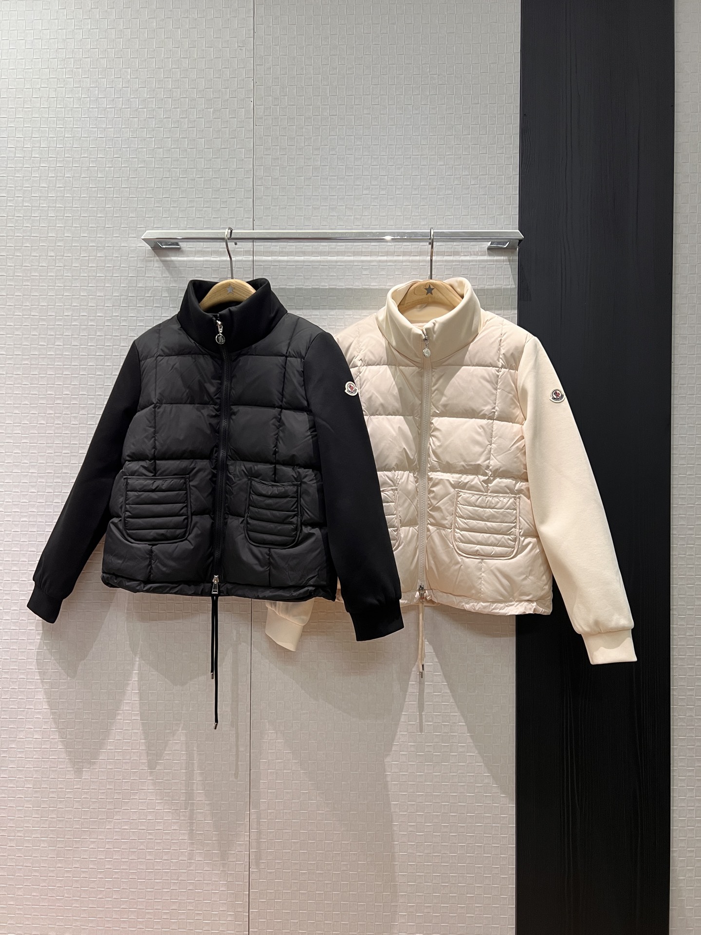 モンクレール 2025秋冬シーズン 立ち襟ダブルジッパーダウンジャケット 90%ダックダウン×スポーティカジュアル クラシックロゴエンブレム仕様