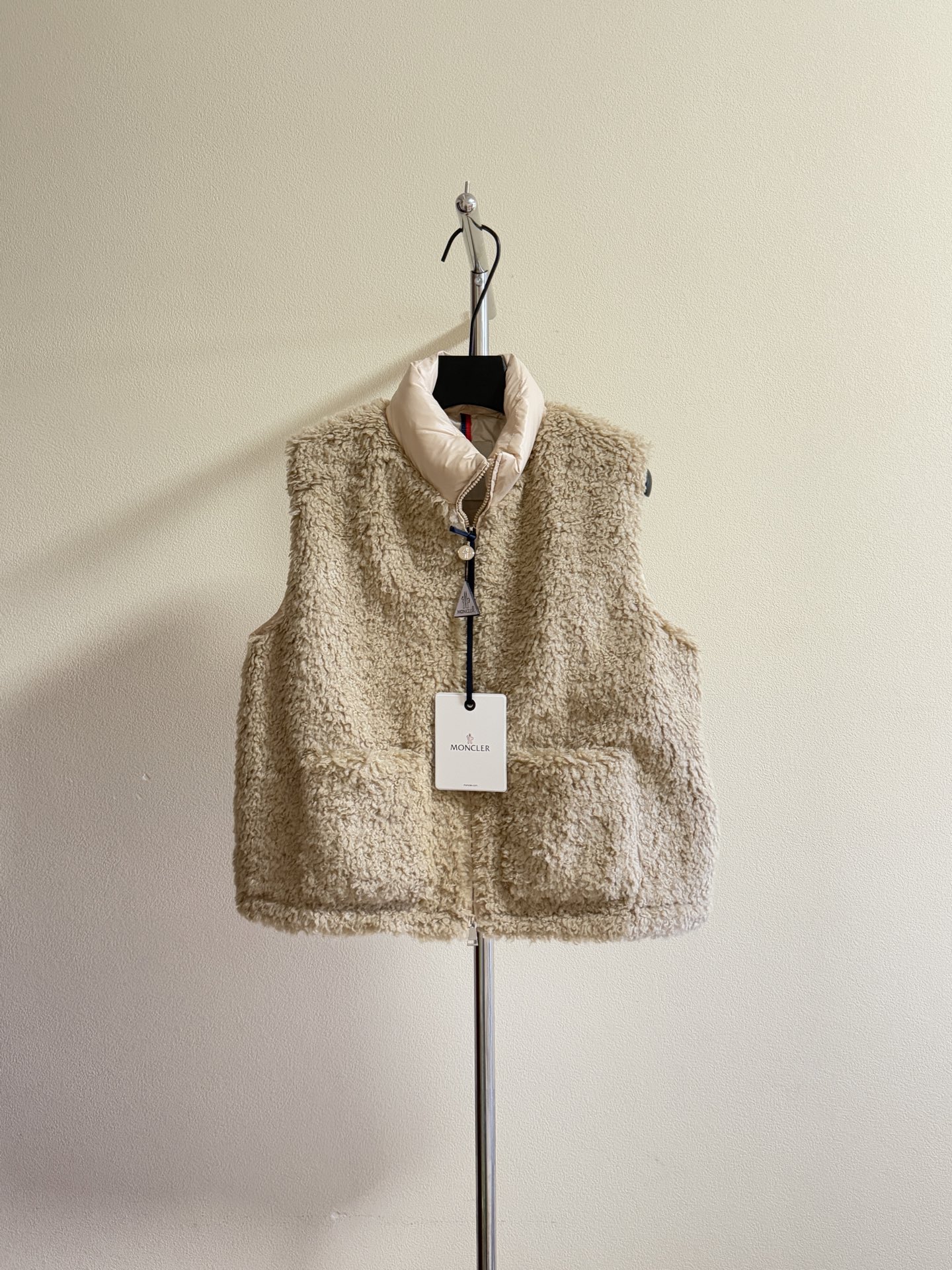 【高品質保証】モンクレール 子羊の毛×ガチョウの綿毛ベスト 90%白ダウン搭載｜軽量快適×スタイリッシュデザイン｜S/M/Lサイズ有り｜検査済み