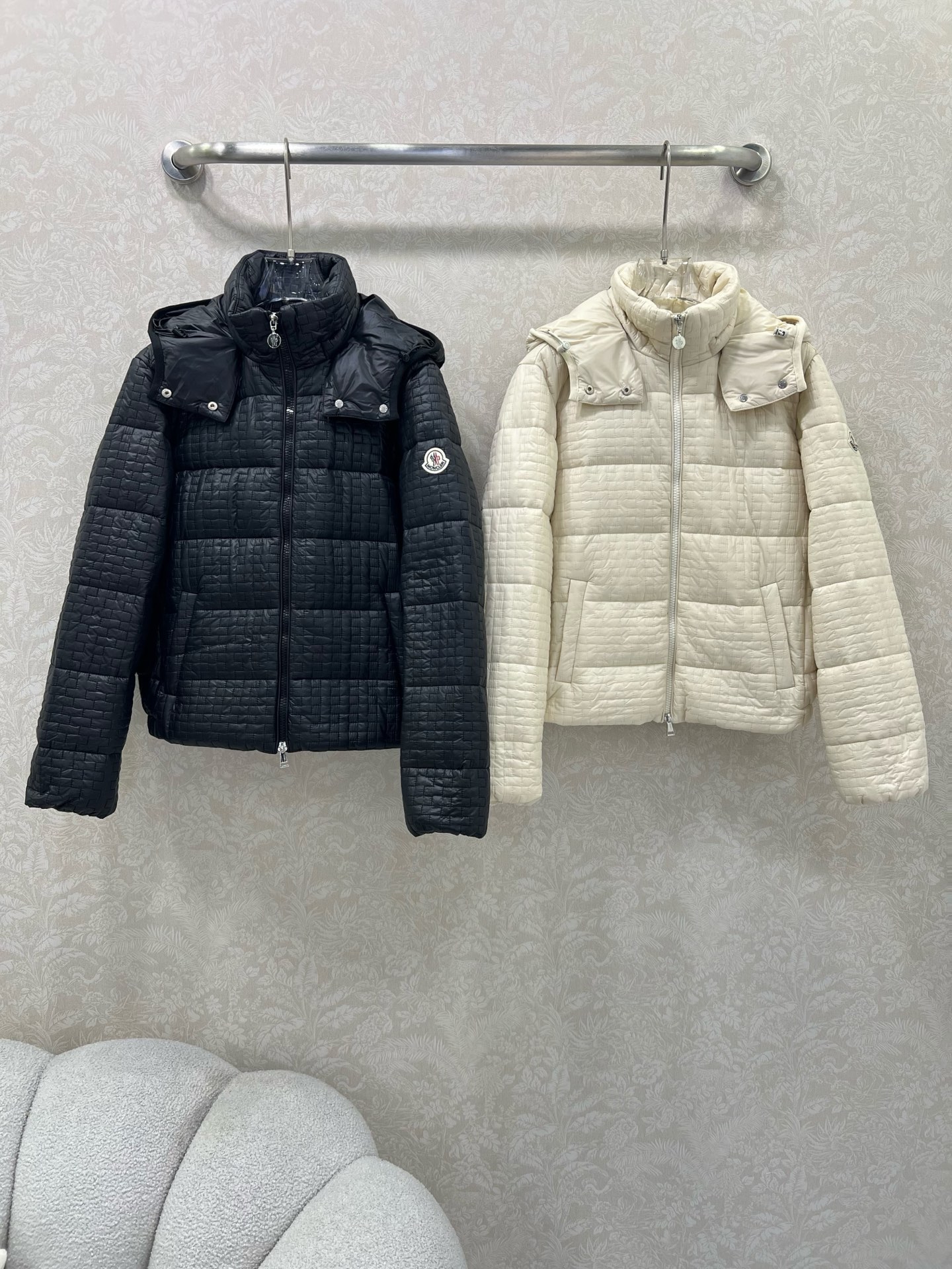 モンクレール 2025年春夏新作 ギソール幾何学刺繍キャップ付きショートダウンジャケット（女性用）