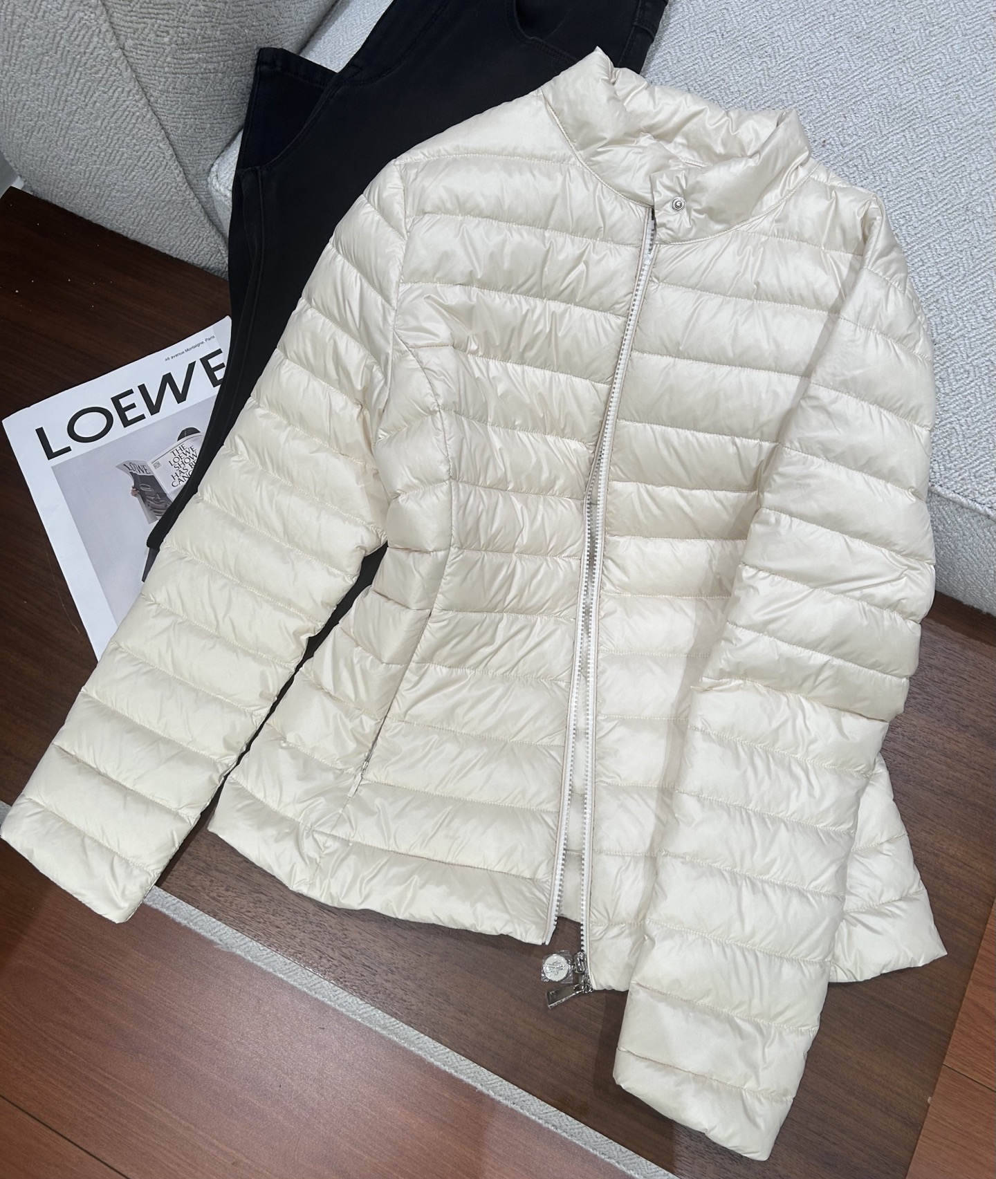 モンクレール ウエスト収束ダウンジャケット：秋冬のエレガントな「軽暖フォーミュラ」