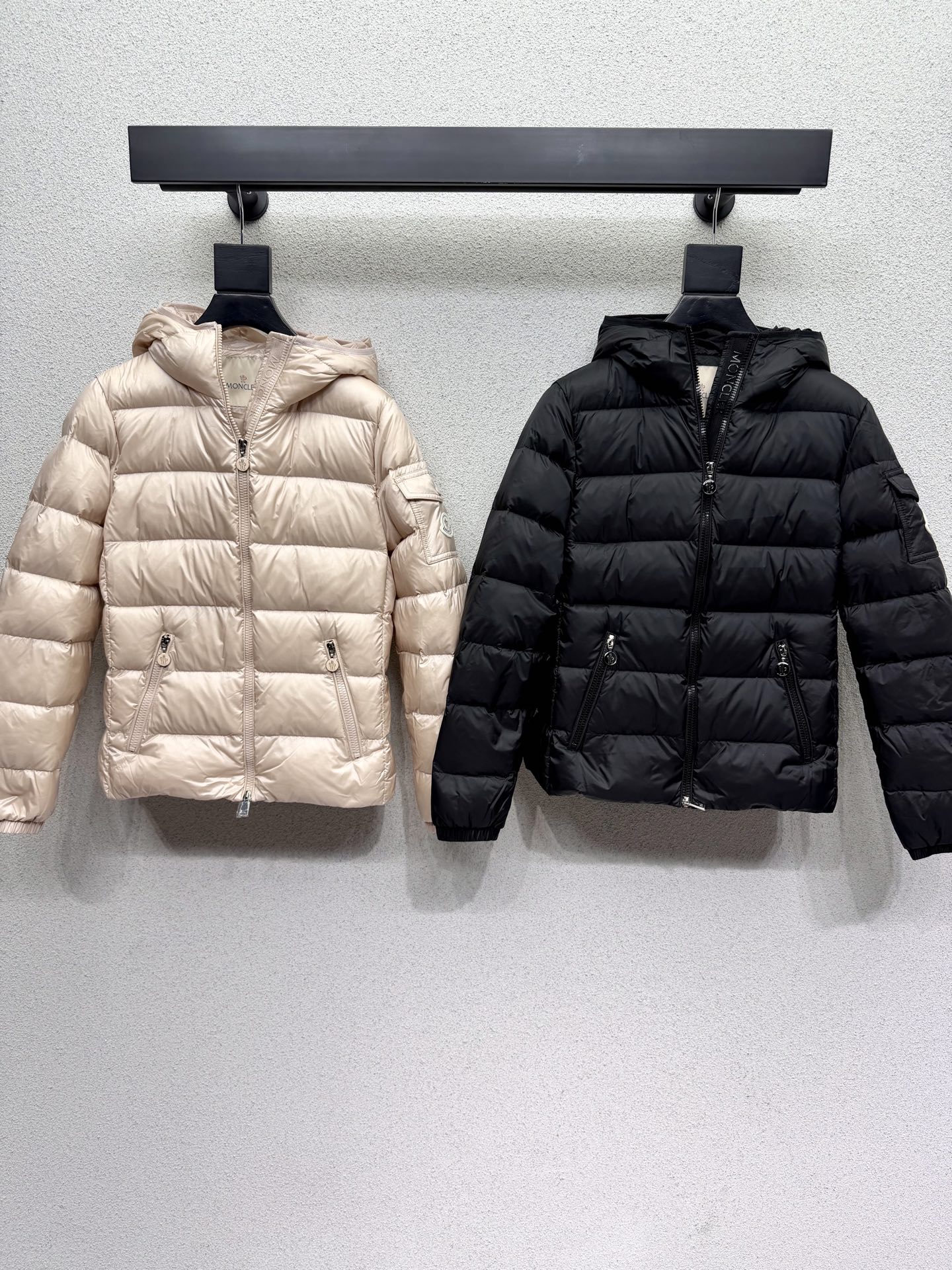 【控えめな高級感】モンクレールのクラシックな連帽ジャケット 積極的な保温性と上質な仕上がり