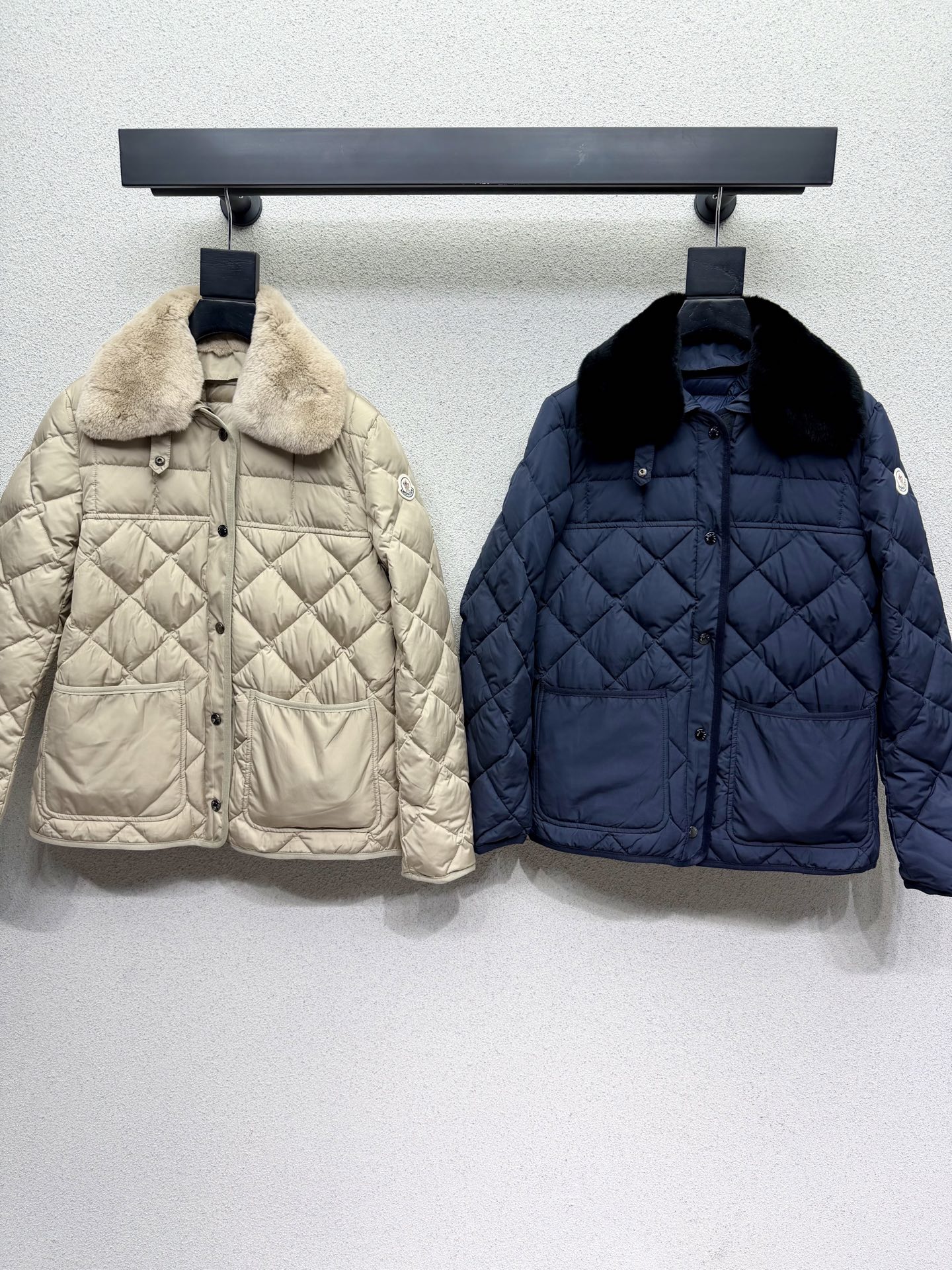 【取り外し可能な毛皮襟付き】モンクレールの高級ダウンジャケット ～控えめな上質感×極寒対応の超保温性～