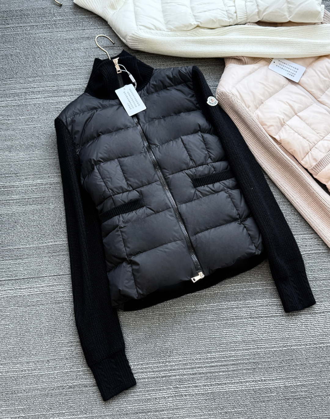 モンクレール ダウンジャケット 立ち襟スリムフィット パッチワークデザイン｜軽薄で高級感のある冬のスタイリッシュ防寒アイテム