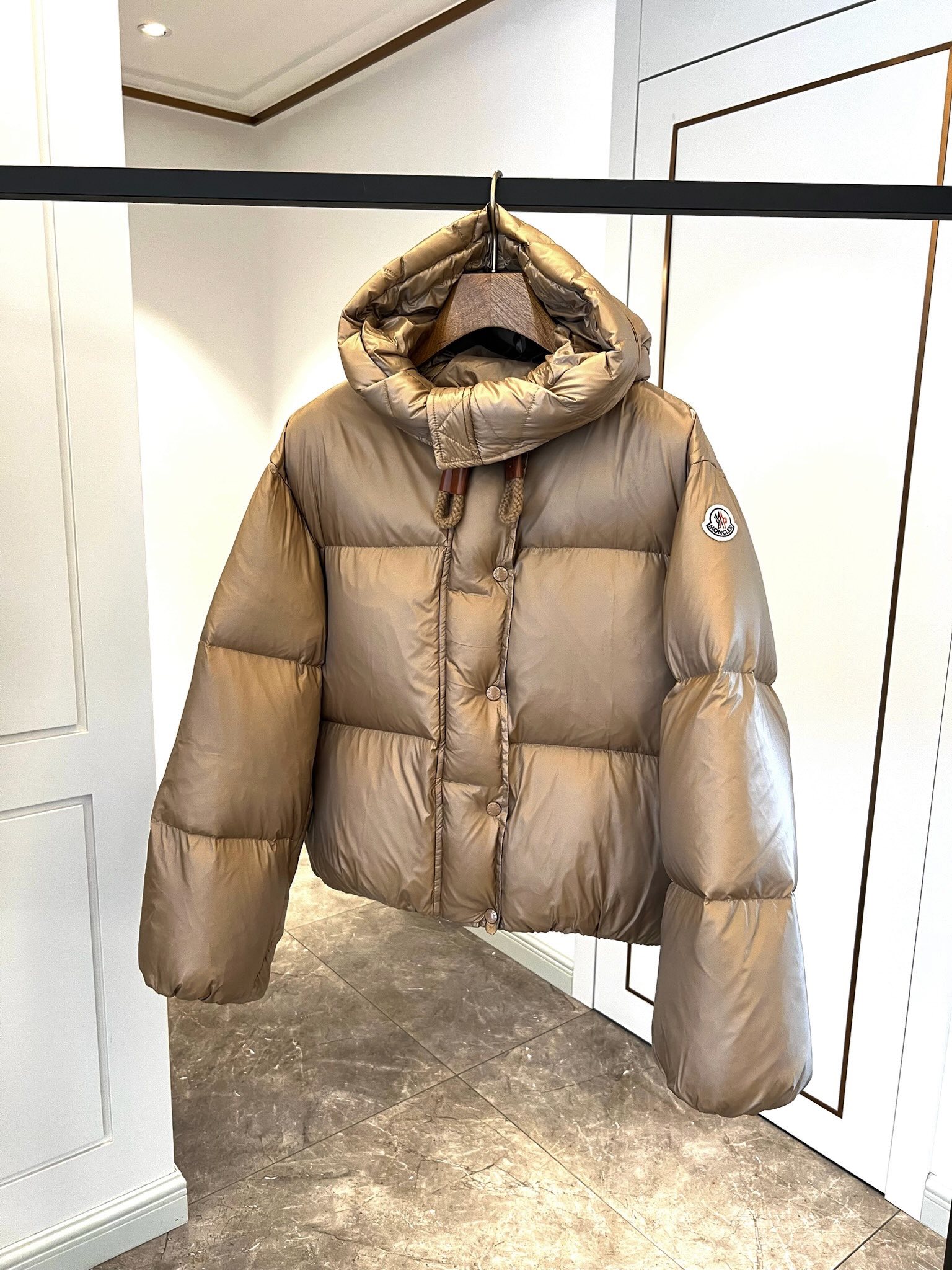 モンクレール Borey 女士 二合一短パーカー｜立ち襟連帽デザイン×雲のようなパッチワーク、実用性とスタイリッシュを両立