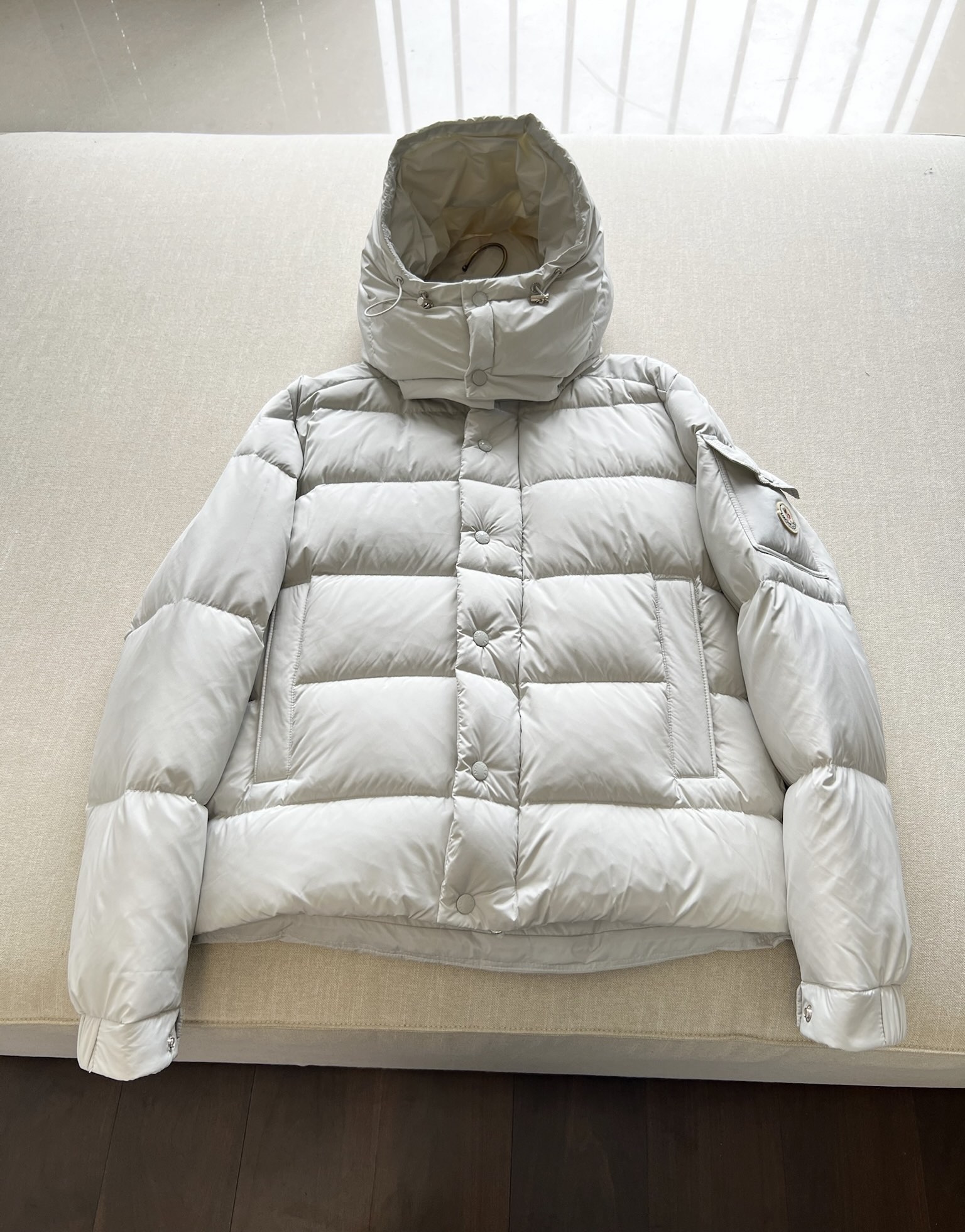 モンクレール MAYA 70周年限定ショートパーカー｜真珠グレー×最高級白ダックダウン、限定生産の高級感