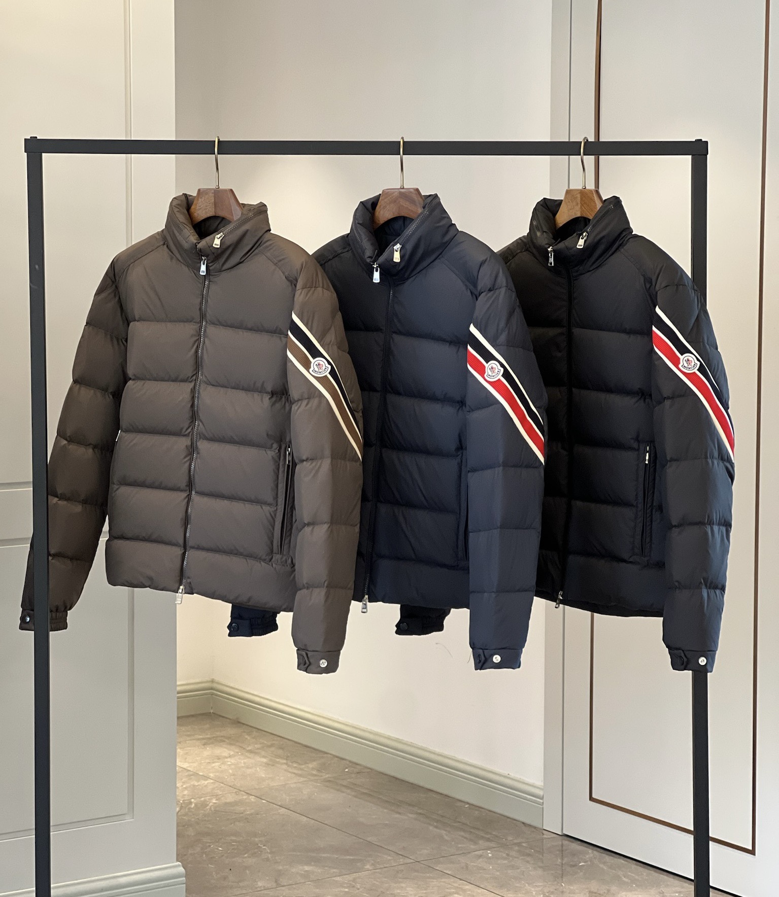 モンクレール新作マイクロチッチックダウンジャケット 極上の断熱性とモダンシルエットを融合した3色展開の冬の必需品