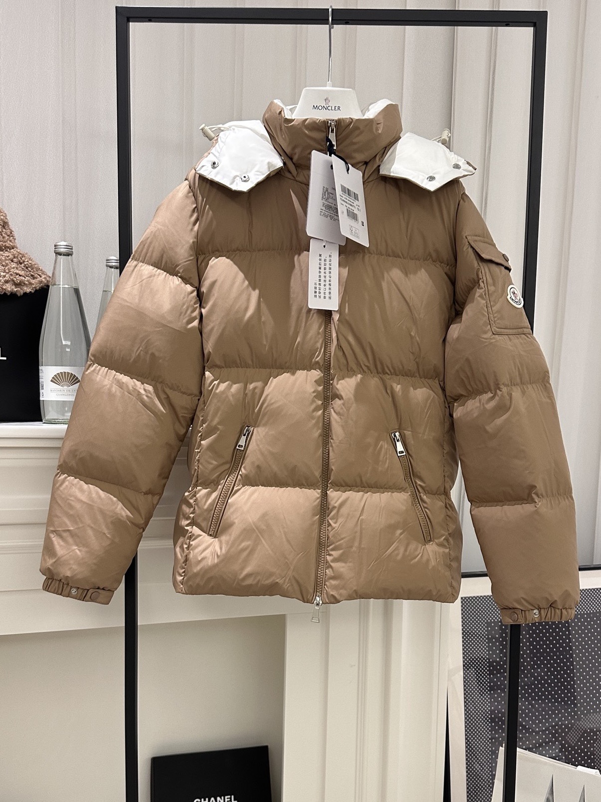 【Moncler 2025-2026FW】スリムフィットパーカーフード パンツキャンバスダウンジャケット ピンク＆ベージュ2色展開｜極上の軽量断熱と都会的スタイリッシュ