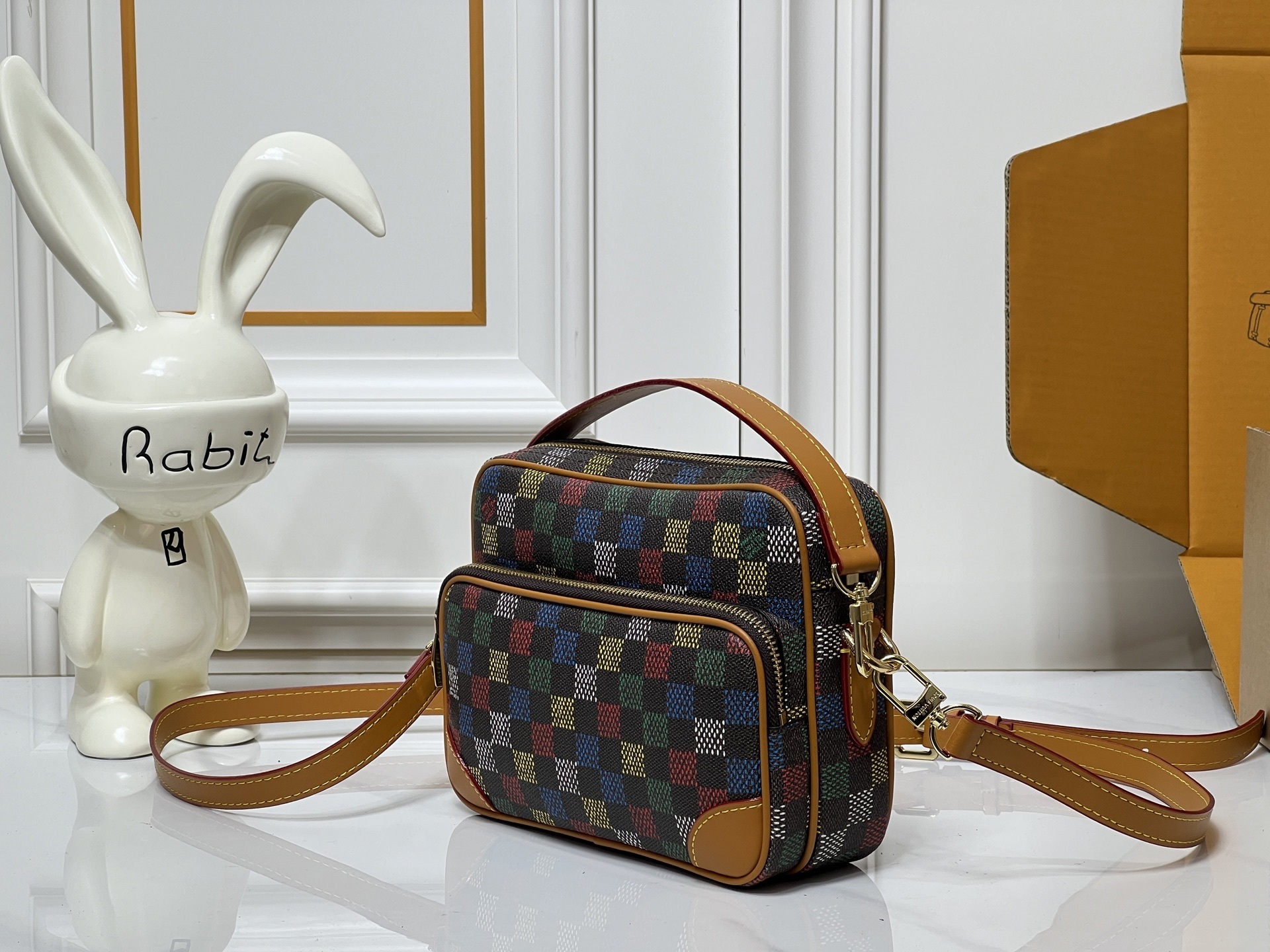 ルイ・ヴィトン Nil 郵便バッグ Pharrell Williams×Damoflage Black コーティングキャンバス｜ピクセル化されたダミエ模様が新時代のアーバンスタイルを定義**