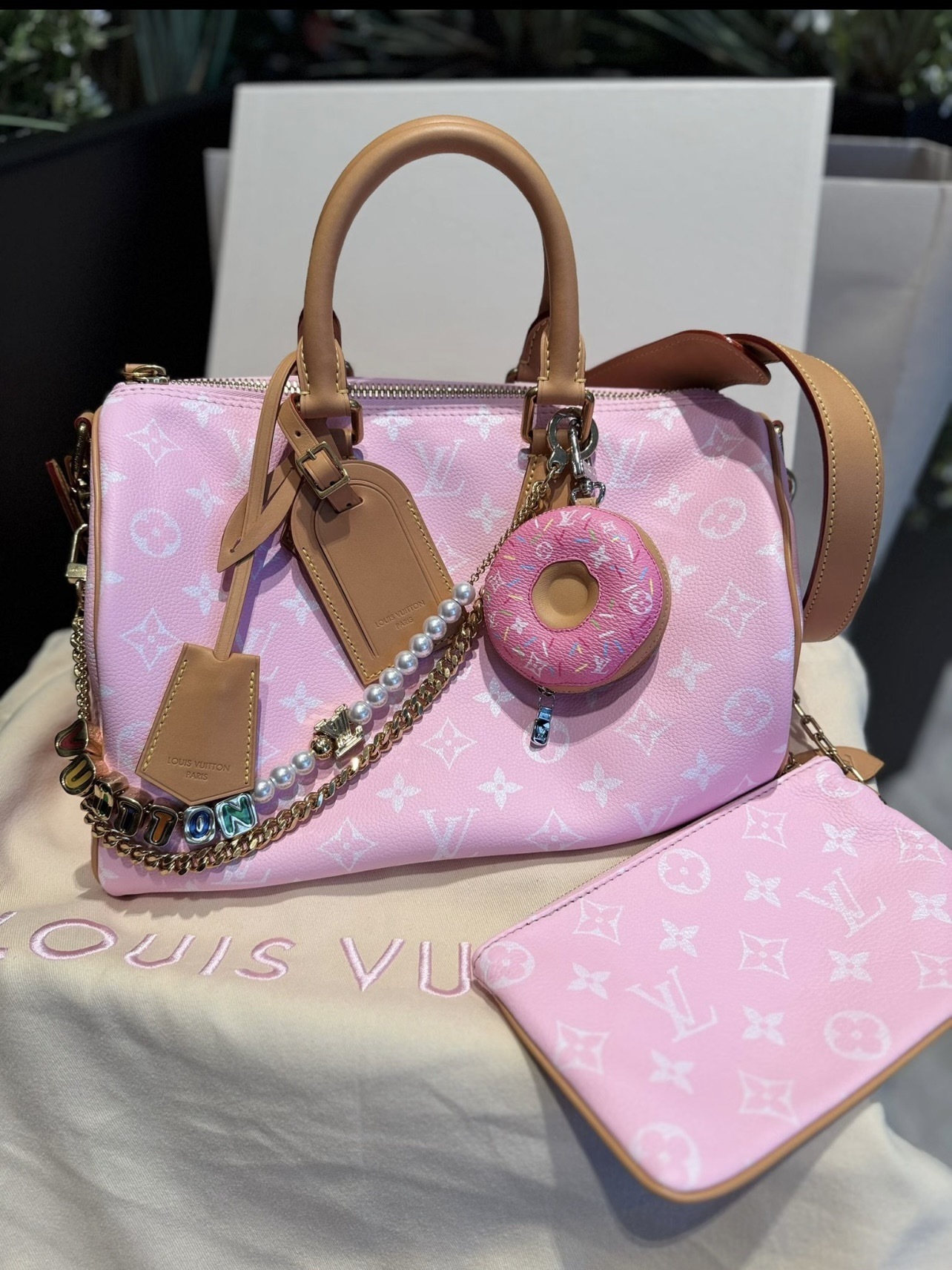 ルイ・ヴィトン「V ドーナツ バッグチェーン」 モノグラム帆布 × スイーツデザイン / ジッパー付き収納ポケット & 本物のドーナツ風造型 / 13.5 x 12 x 20 cm